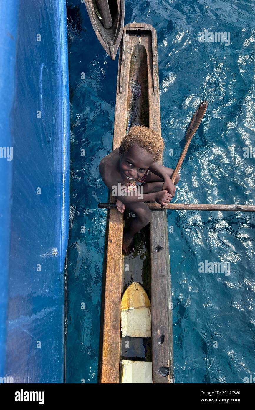 I residenti dell'isola di Tungelo nelle loro tradizionali canoe, nella provincia della nuova Irlanda, in Papua nuova Guinea Foto Stock