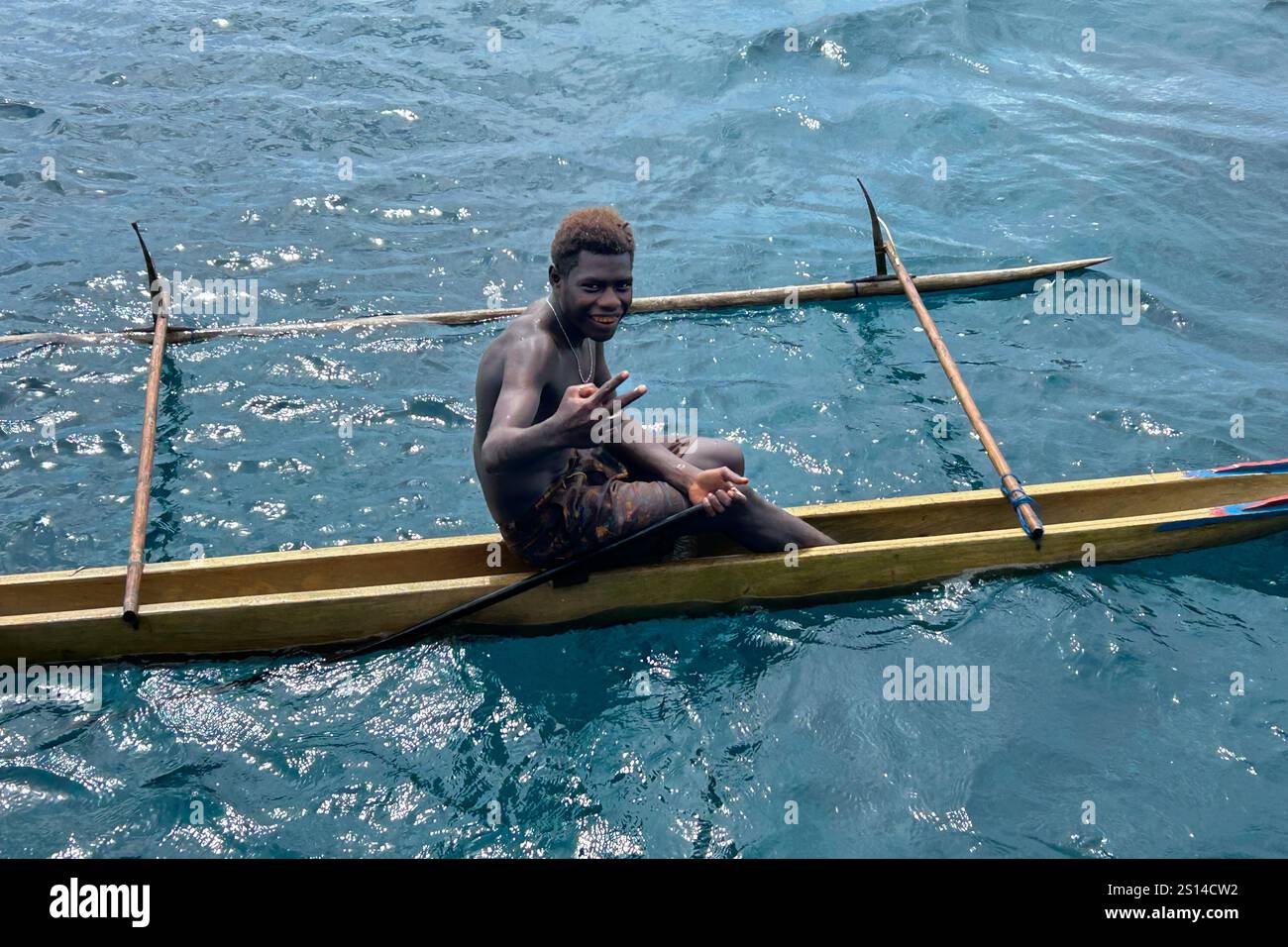 I residenti dell'isola di Tungelo nelle loro tradizionali canoe, nella provincia della nuova Irlanda, in Papua nuova Guinea Foto Stock