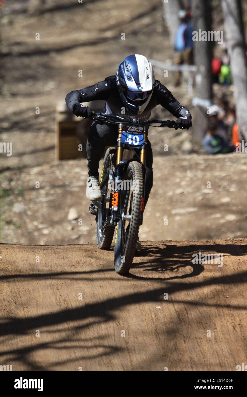 Discesa al Tennessee National Mountain Bike Festival 2024 al Windrock Bike Park di Oliver Springs, Tennessee, Stati Uniti. Foto Stock