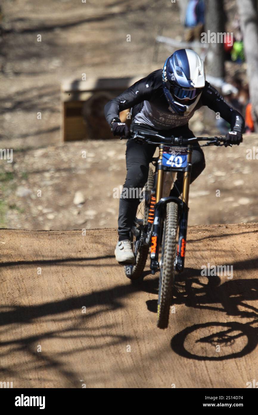 Discesa al Tennessee National Mountain Bike Festival 2024 al Windrock Bike Park di Oliver Springs, Tennessee, Stati Uniti. Foto Stock