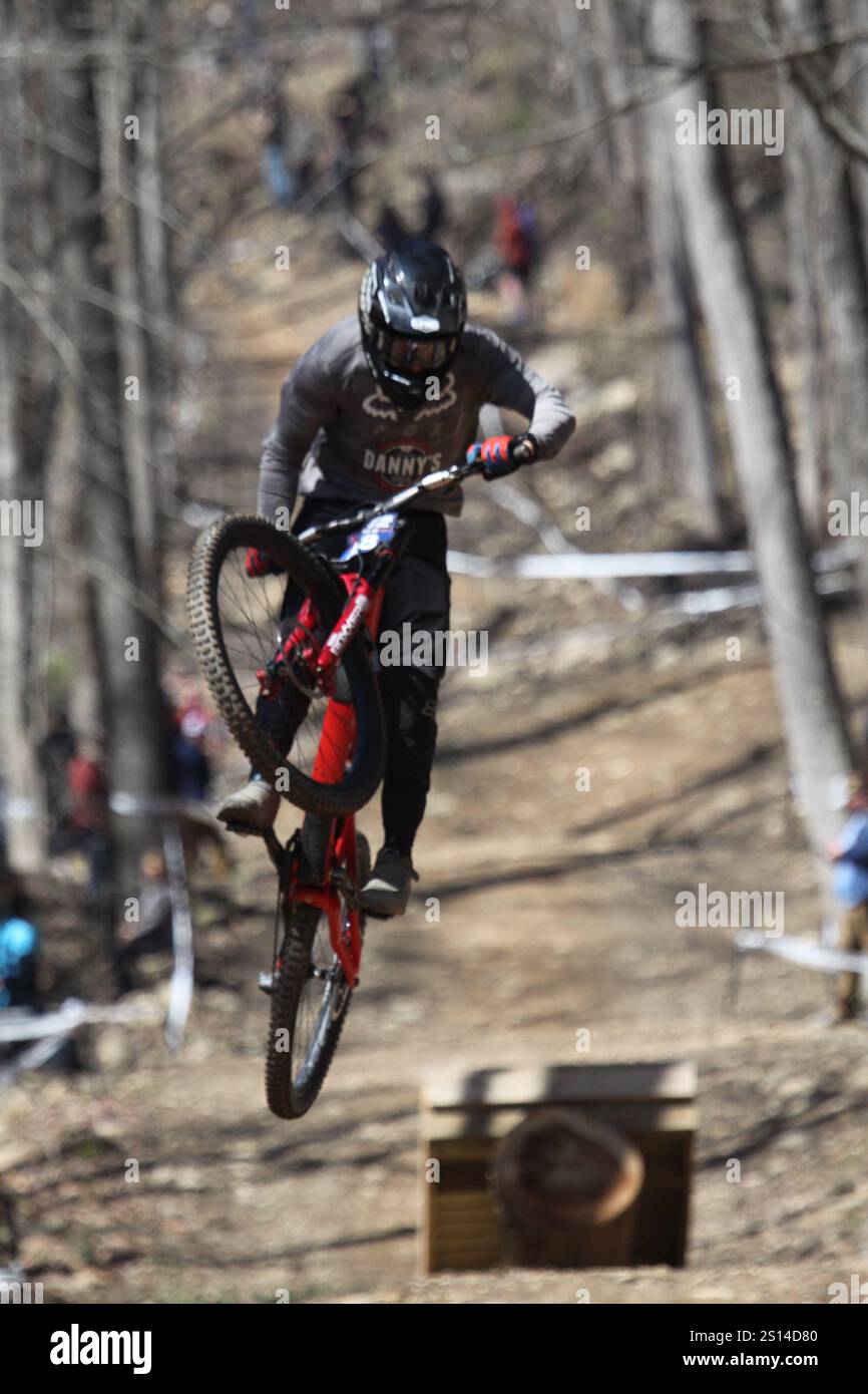Discesa al Tennessee National Mountain Bike Festival 2024 al Windrock Bike Park di Oliver Springs, Tennessee, Stati Uniti. Foto Stock