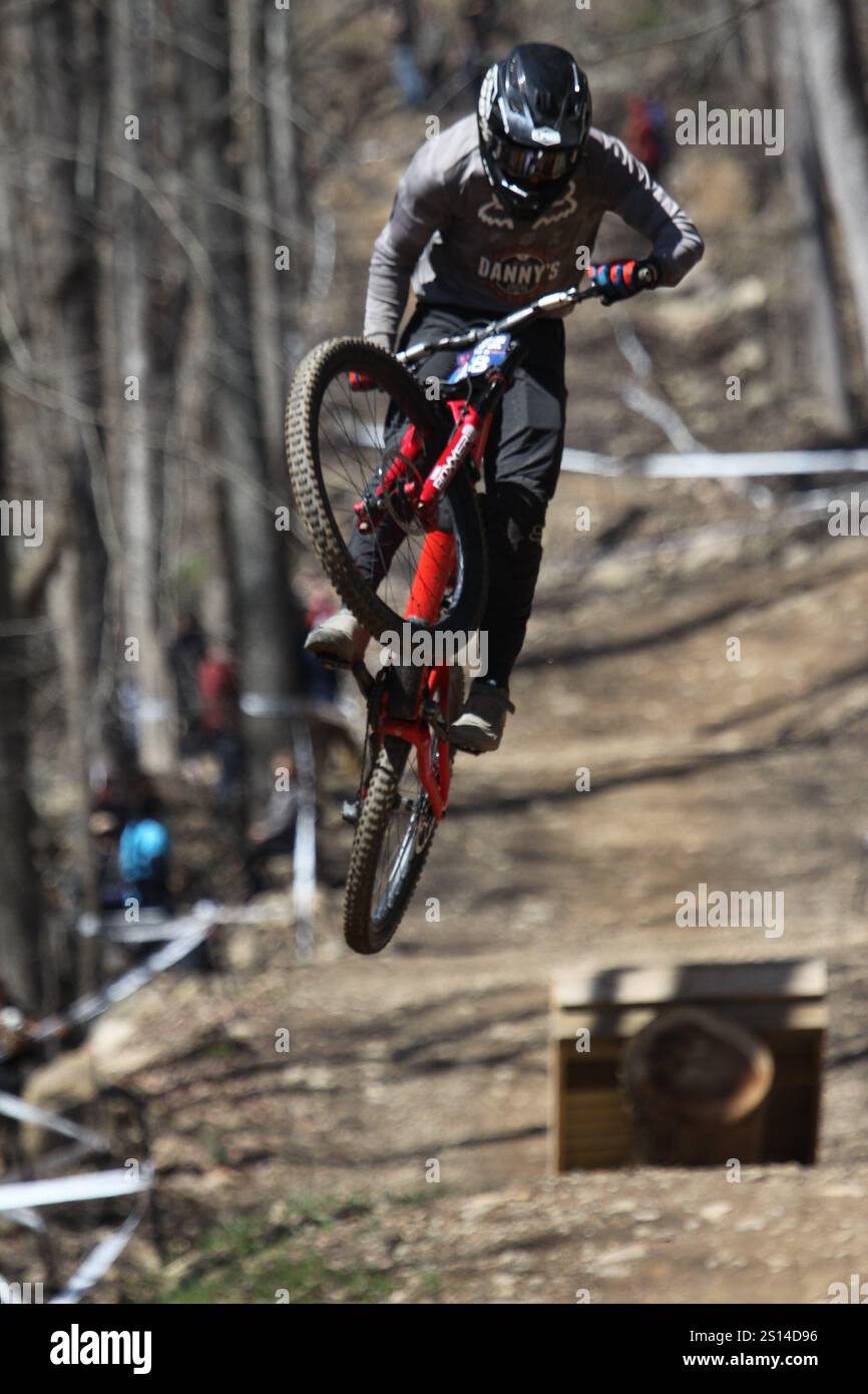 Discesa al Tennessee National Mountain Bike Festival 2024 al Windrock Bike Park di Oliver Springs, Tennessee, Stati Uniti. Foto Stock