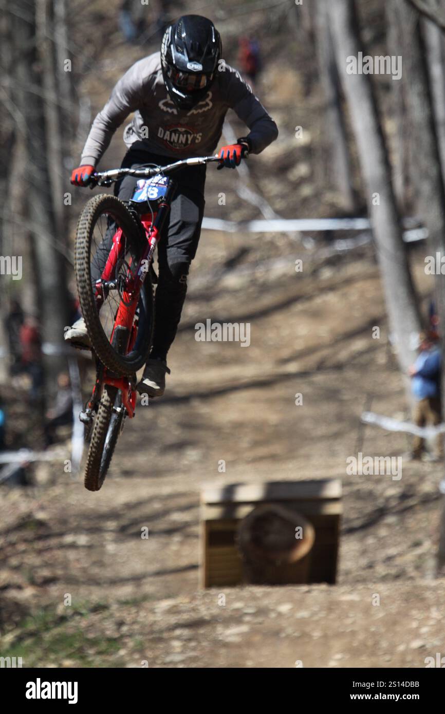 Discesa al Tennessee National Mountain Bike Festival 2024 al Windrock Bike Park di Oliver Springs, Tennessee, Stati Uniti. Foto Stock