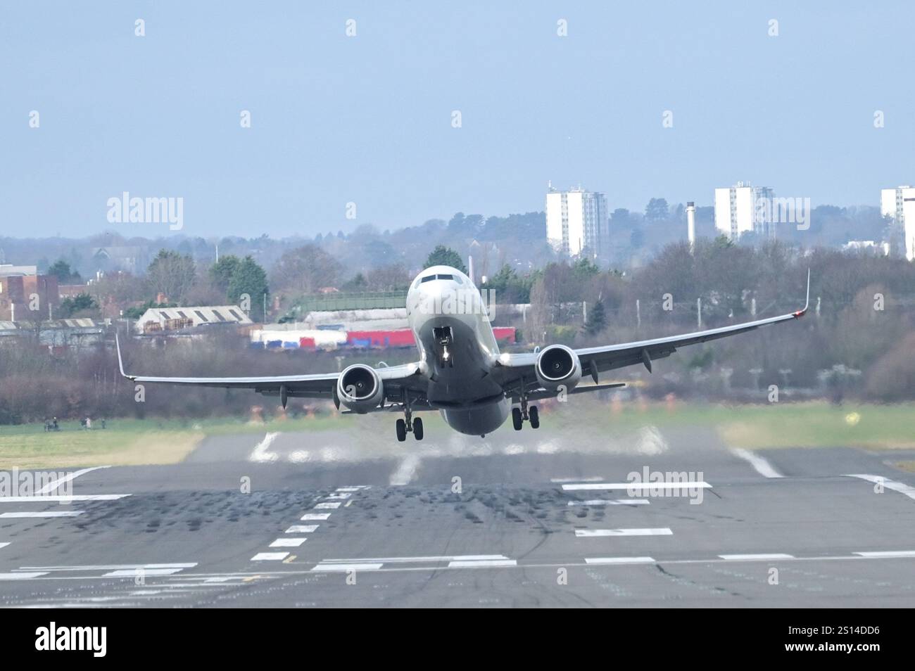 Aeroporto di Birmingham 31 dicembre 2024 - i piloti lottano per atterrare e decollare con una forte forza di tempesta 45 mph crosswinds all'aeroporto di Birmingham la vigilia di Capodanno. Crediti: British News and Media/Alamy Live News Foto Stock