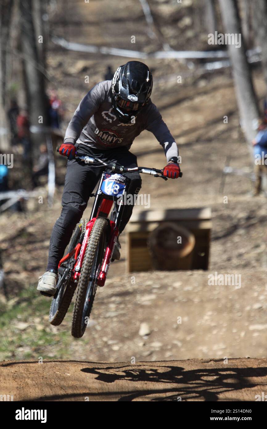 Discesa al Tennessee National Mountain Bike Festival 2024 al Windrock Bike Park di Oliver Springs, Tennessee, Stati Uniti. Foto Stock
