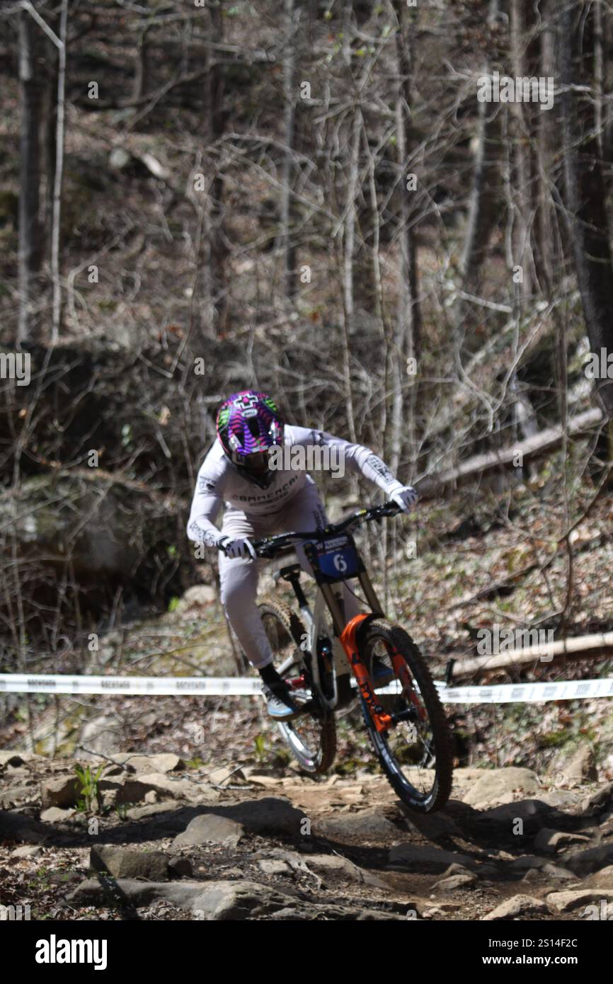 Discesa al Tennessee National Mountain Bike Festival 2024 al Windrock Bike Park di Oliver Springs, Tennessee, Stati Uniti. Foto Stock