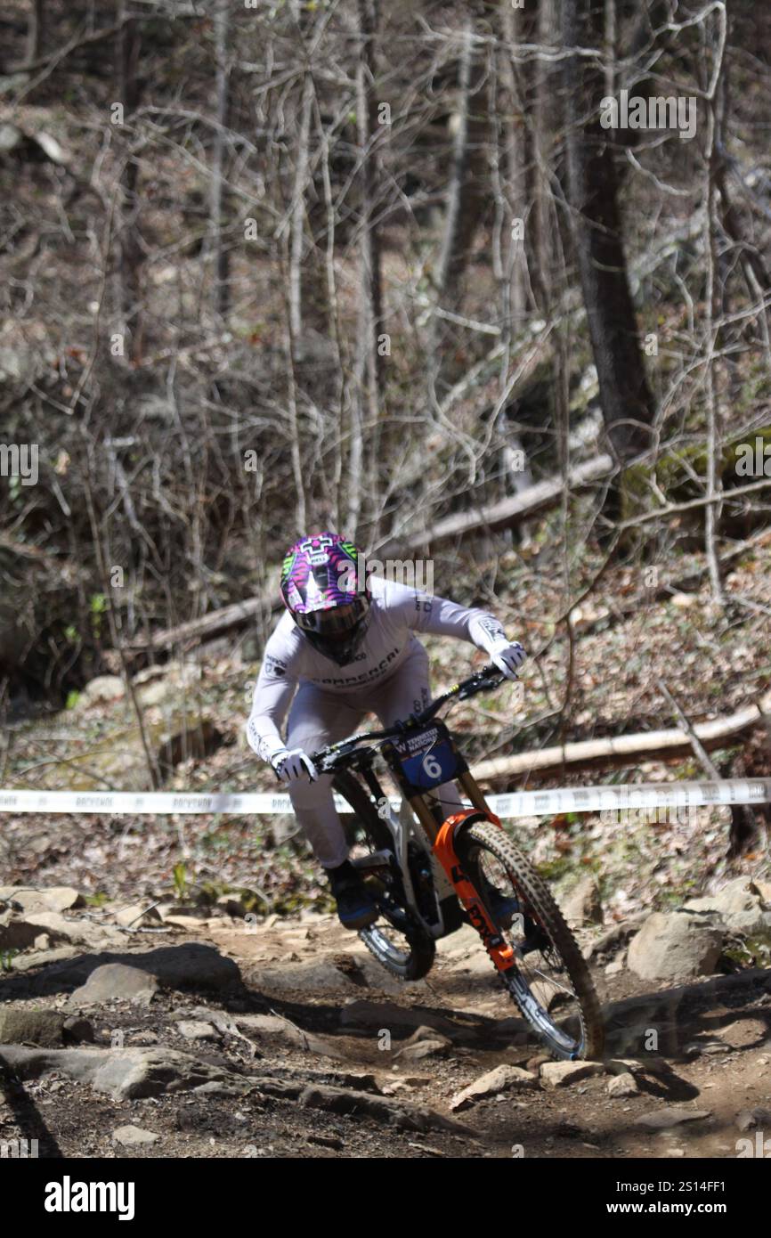 Discesa al Tennessee National Mountain Bike Festival 2024 al Windrock Bike Park di Oliver Springs, Tennessee, Stati Uniti. Foto Stock