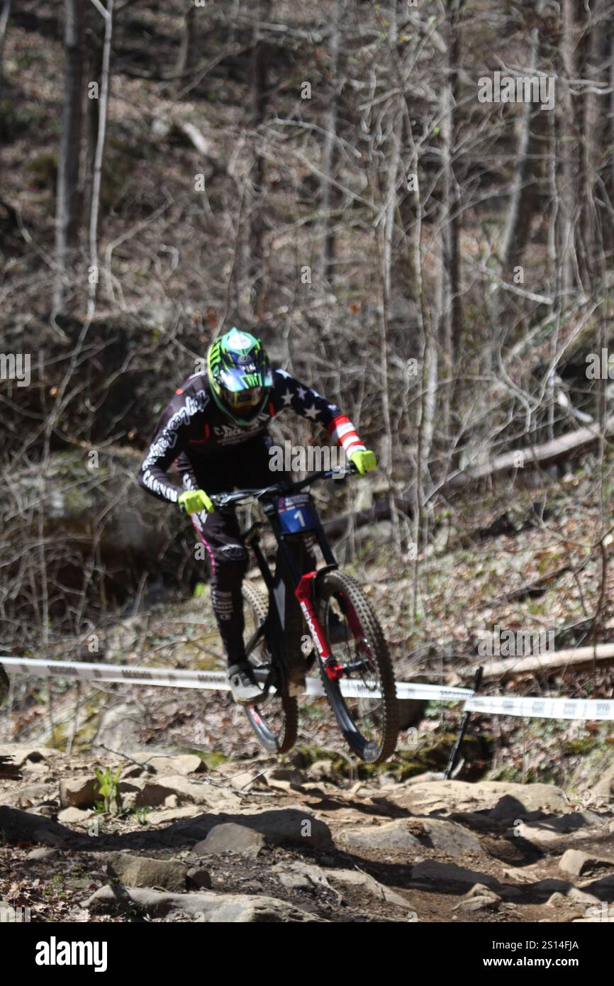 Discesa al Tennessee National Mountain Bike Festival 2024 al Windrock Bike Park di Oliver Springs, Tennessee, Stati Uniti. Foto Stock