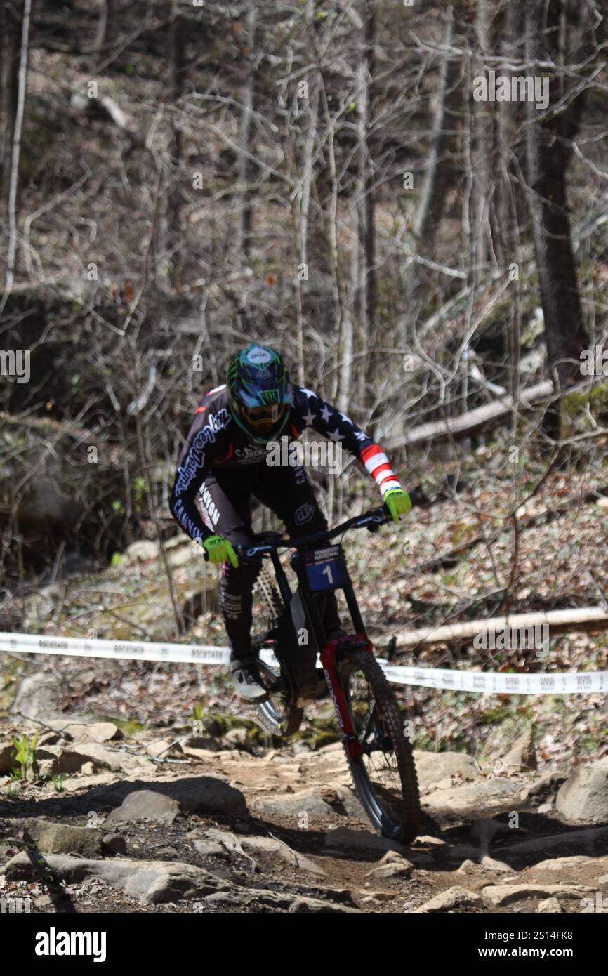 Discesa al Tennessee National Mountain Bike Festival 2024 al Windrock Bike Park di Oliver Springs, Tennessee, Stati Uniti. Foto Stock