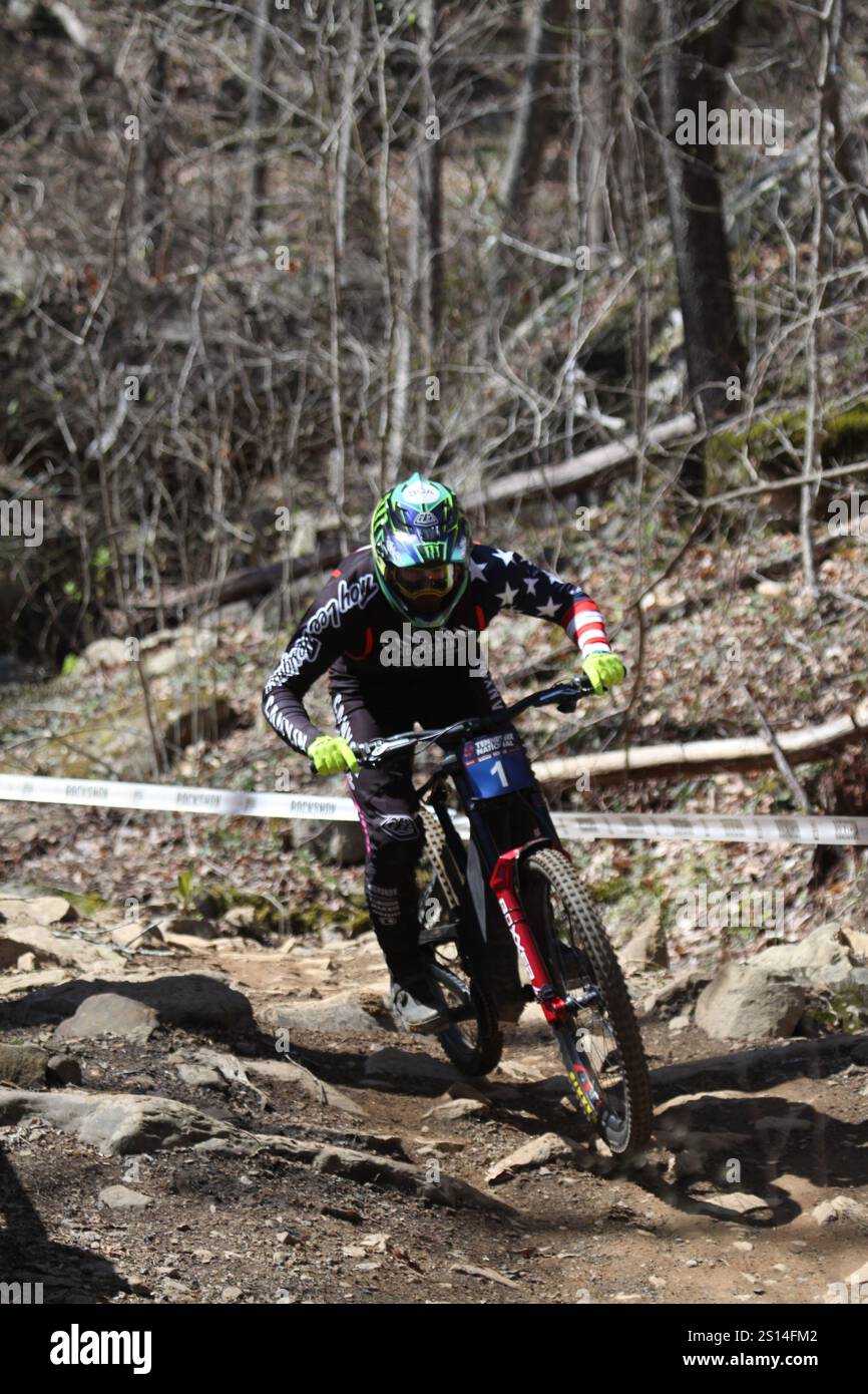 Discesa al Tennessee National Mountain Bike Festival 2024 al Windrock Bike Park di Oliver Springs, Tennessee, Stati Uniti. Foto Stock