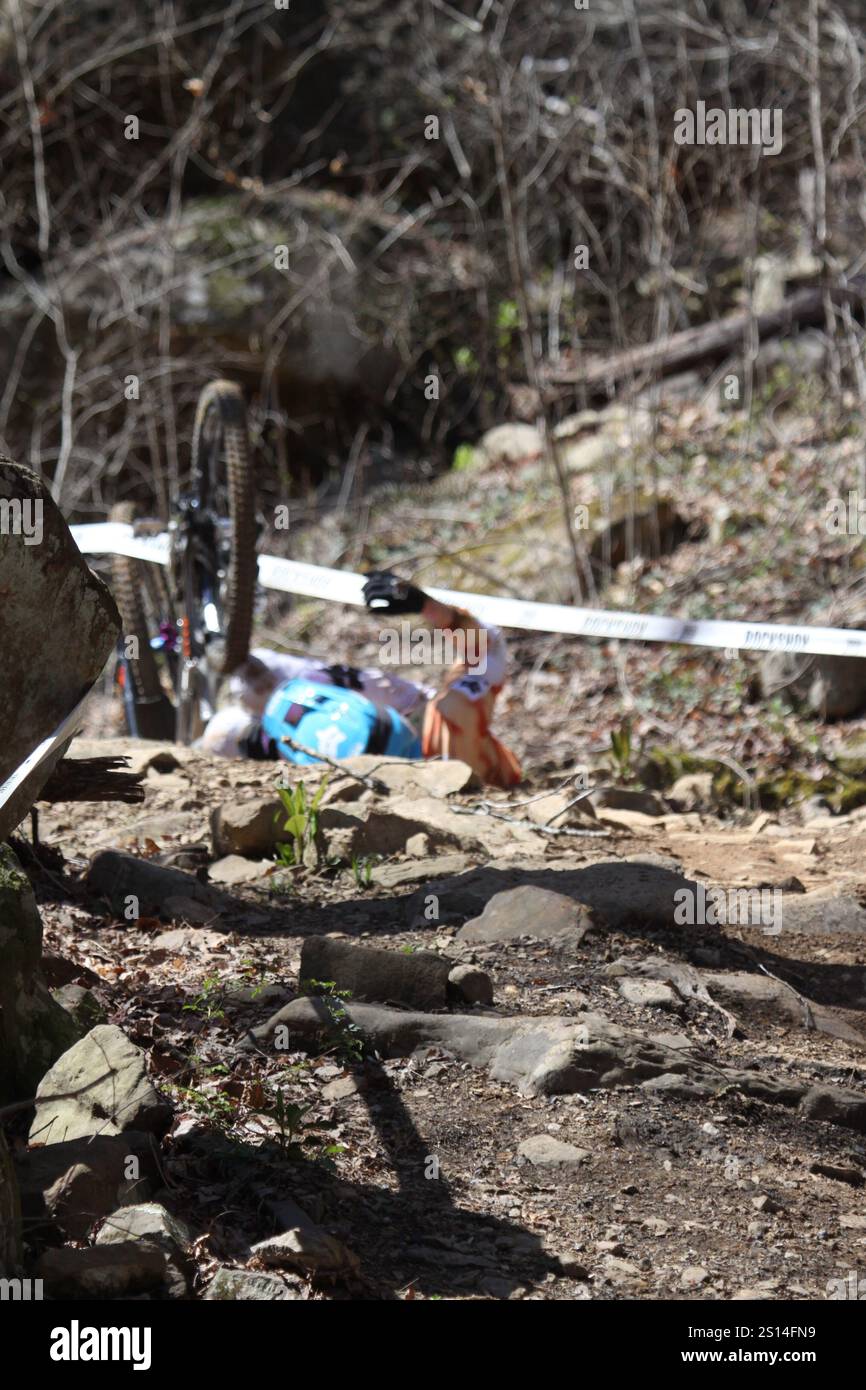 Discesa al Tennessee National Mountain Bike Festival 2024 al Windrock Bike Park di Oliver Springs, Tennessee, Stati Uniti. Foto Stock