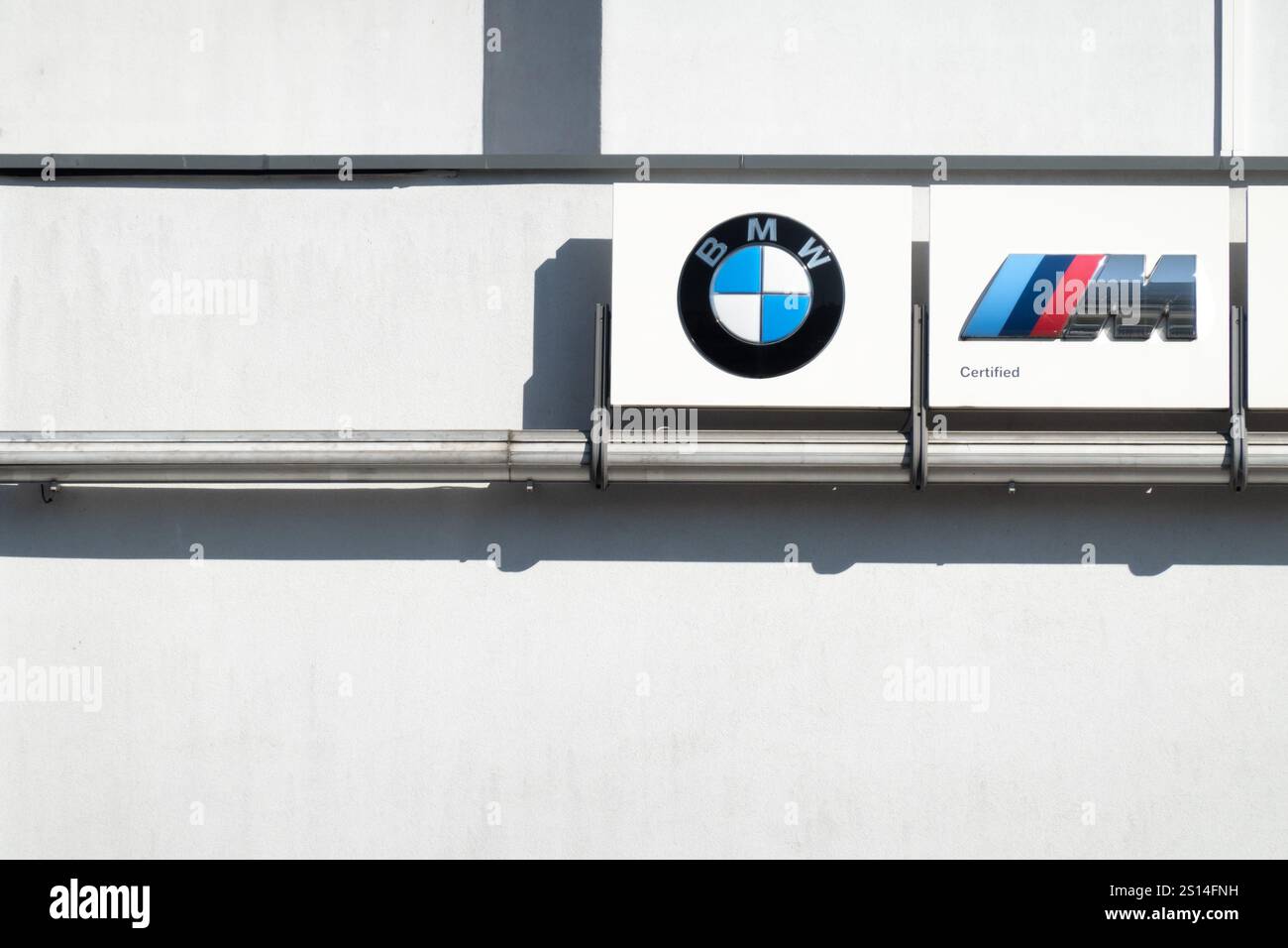 OSTRAVA, CECHIA - 13 SETTEMBRE 2023: Logo del marchio BMW tedesco presso la concessionaria con certificazione M. Foto Stock