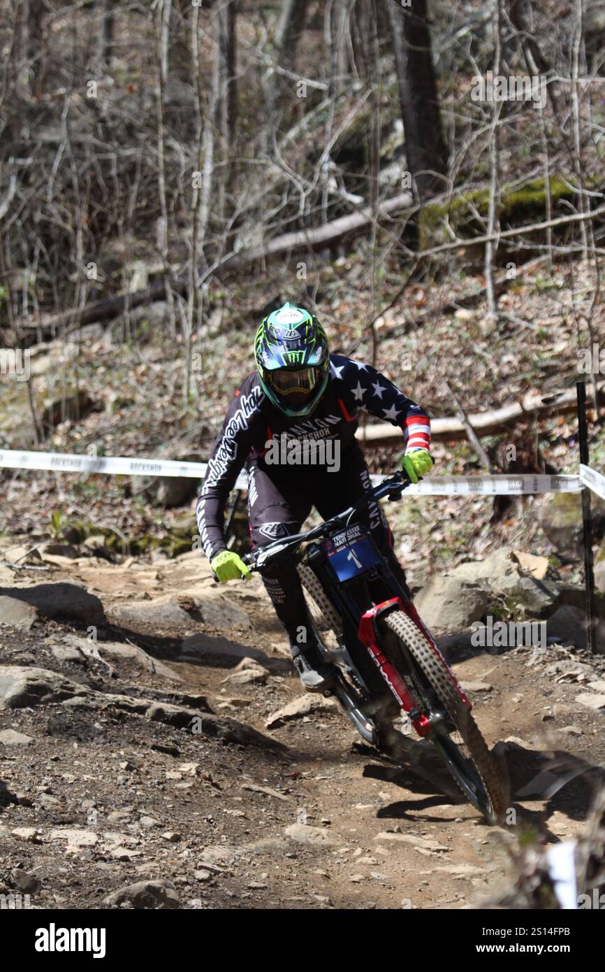 Discesa al Tennessee National Mountain Bike Festival 2024 al Windrock Bike Park di Oliver Springs, Tennessee, Stati Uniti. Foto Stock