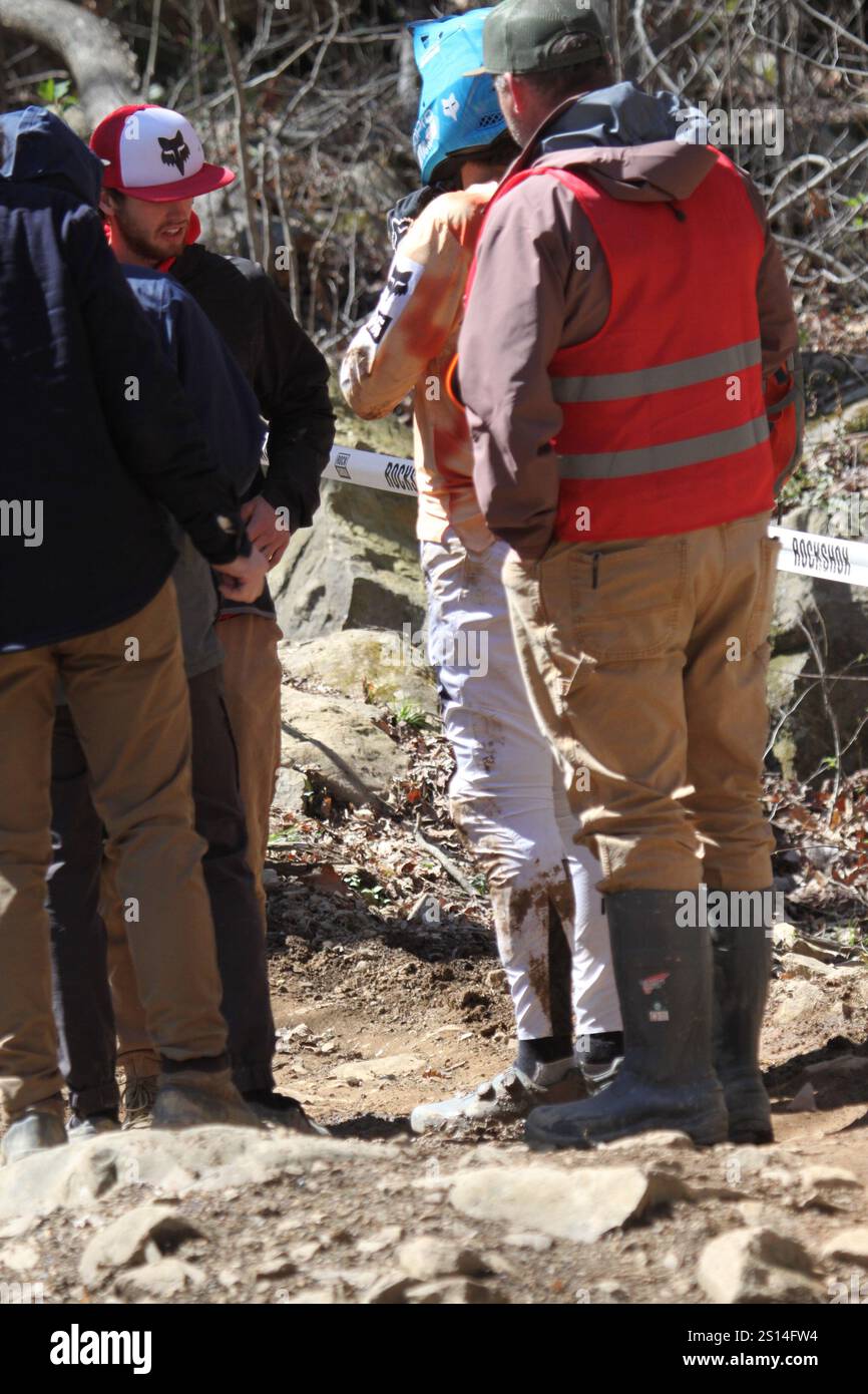 Discesa al Tennessee National Mountain Bike Festival 2024 al Windrock Bike Park di Oliver Springs, Tennessee, Stati Uniti. Foto Stock