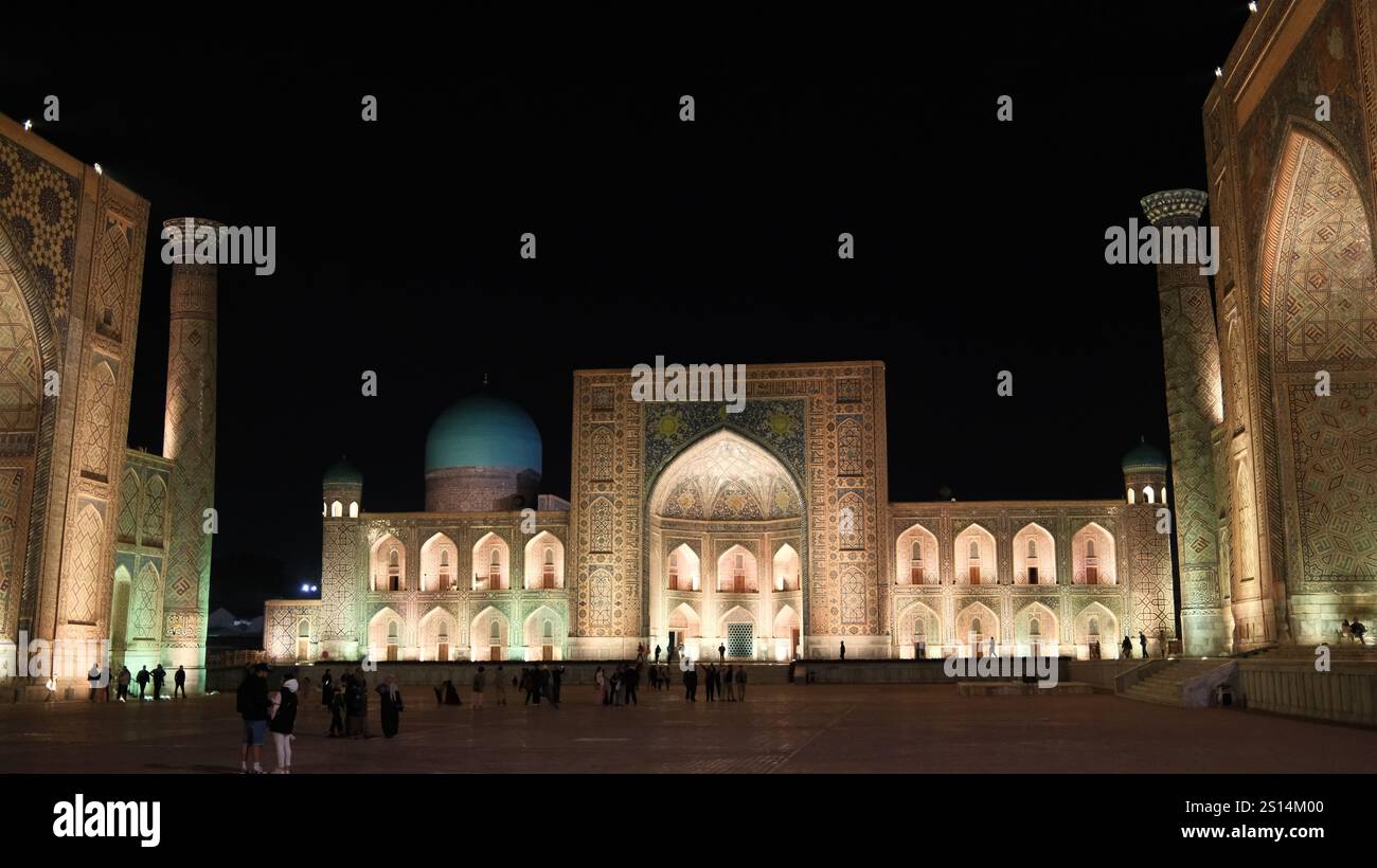 Il Registan, era il cuore della città di Samarcanda dell'Impero timuride, ora diventa il famoso luogo turistico dell'Uzbekistan Foto Stock