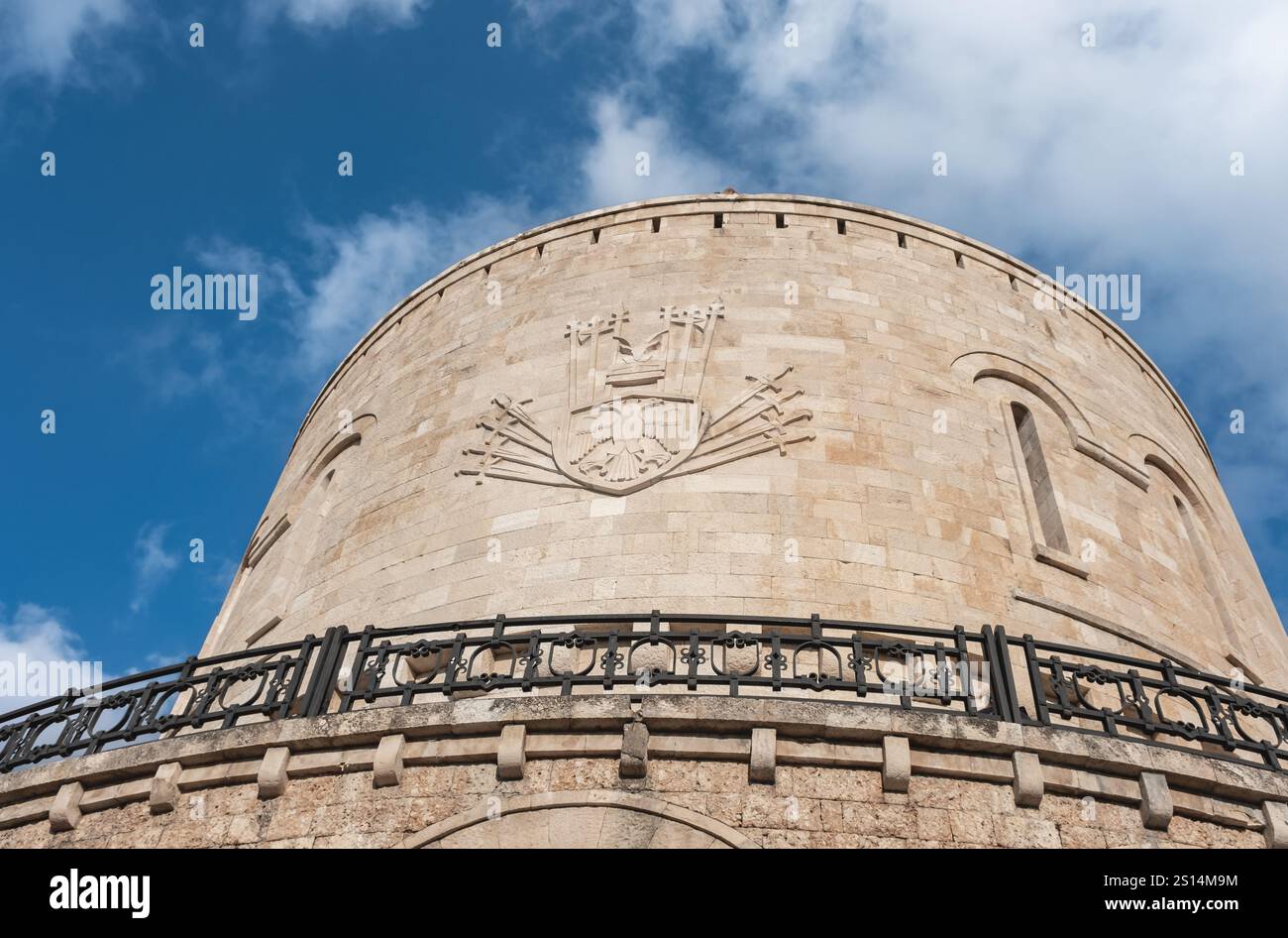 Fortezza del castello di Kruja, cittadella storica e Museo Nazionale di storia. L'edificio storico di George Castriot Skanderbeg sullo sfondo blu del cielo. Trav Foto Stock