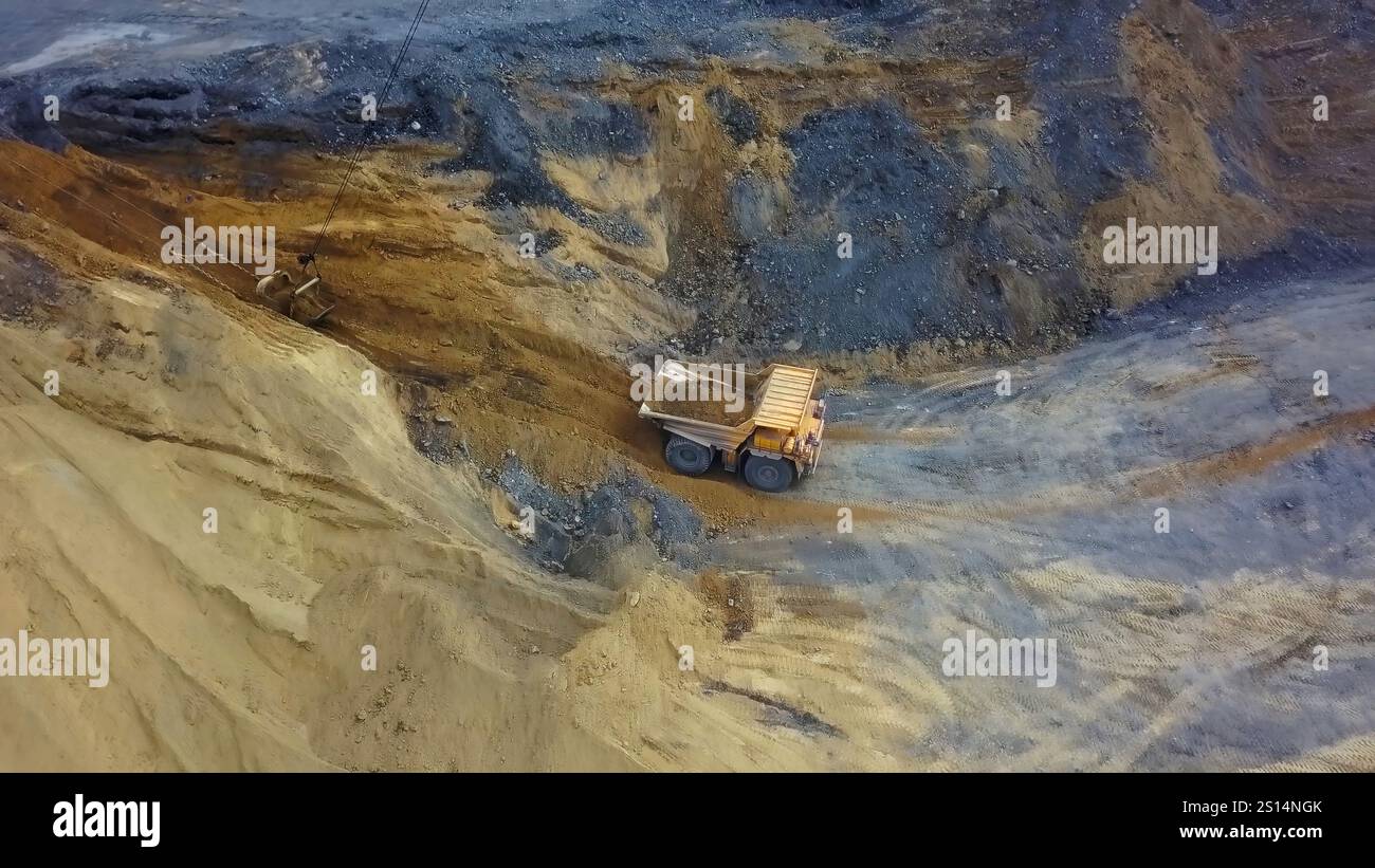 Una vista aerea che cattura le attrezzature minerarie pesanti attivamente impegnate in varie operazioni. Fermo di scorta Foto Stock