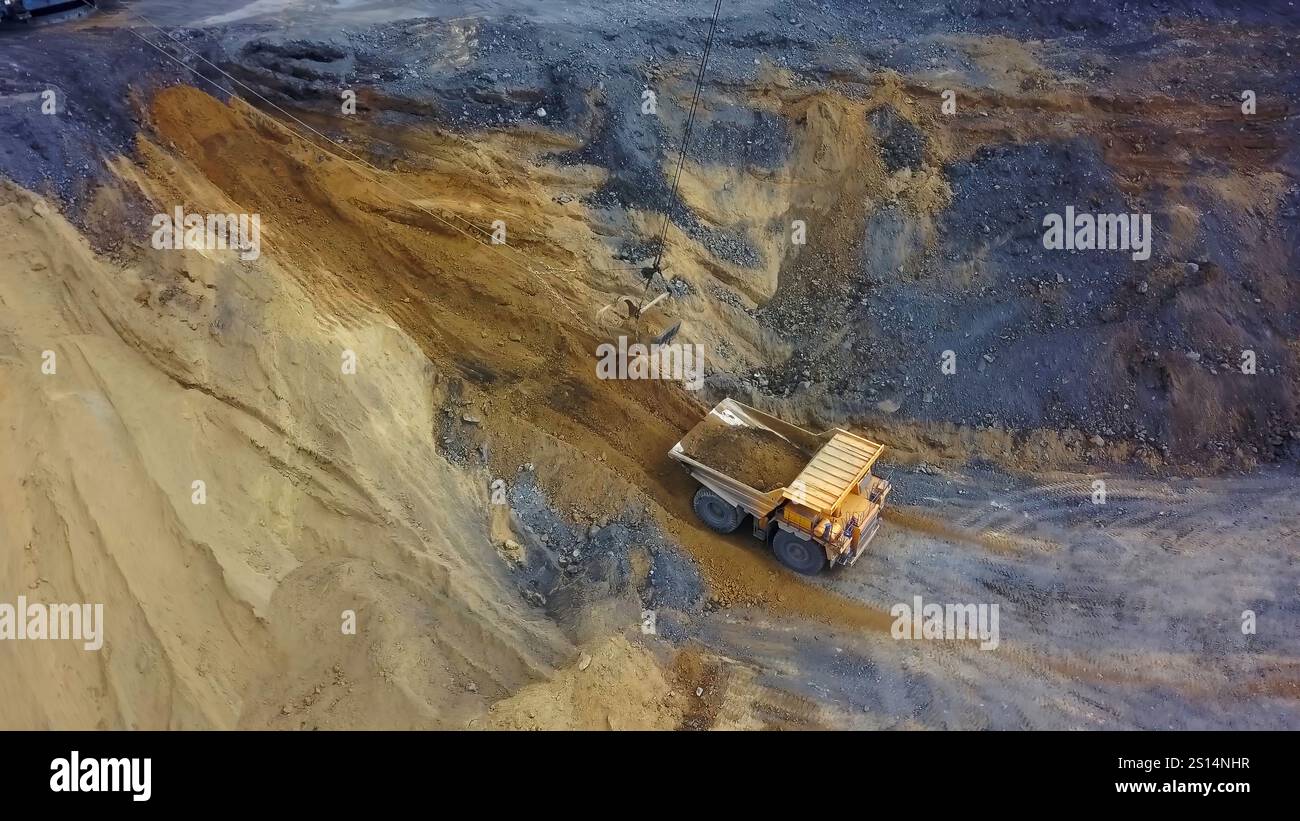 Una vista aerea che cattura le attrezzature minerarie pesanti attivamente impegnate in varie operazioni. Fermo di scorta Foto Stock