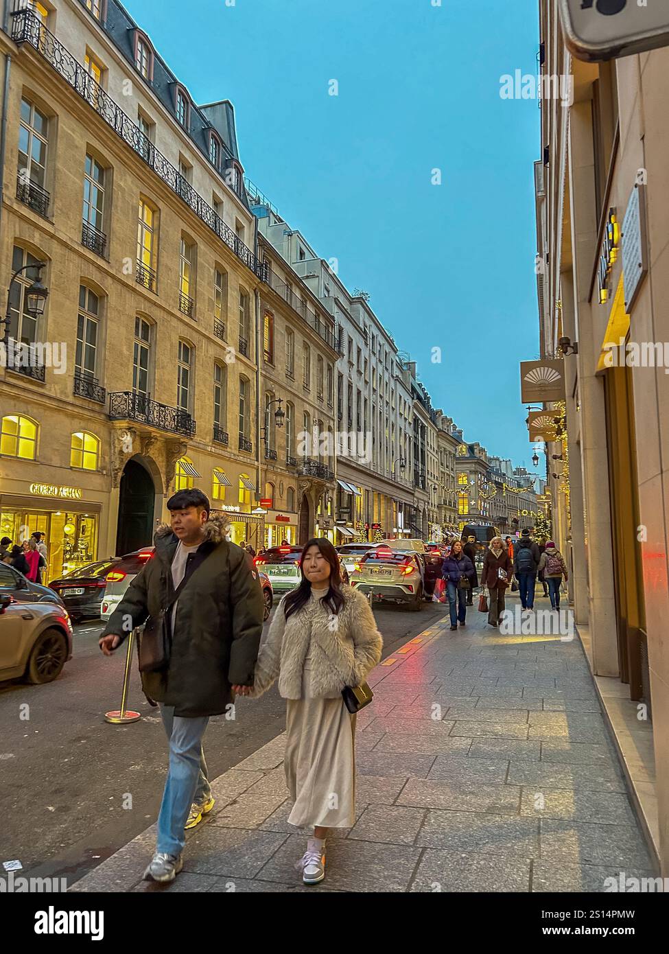 Parigi, Francia, gruppi di turisti Shopping, Walking Luxury Shopping Street, Night, (Rue de Faubourg Saint Honoré), Foto Stock