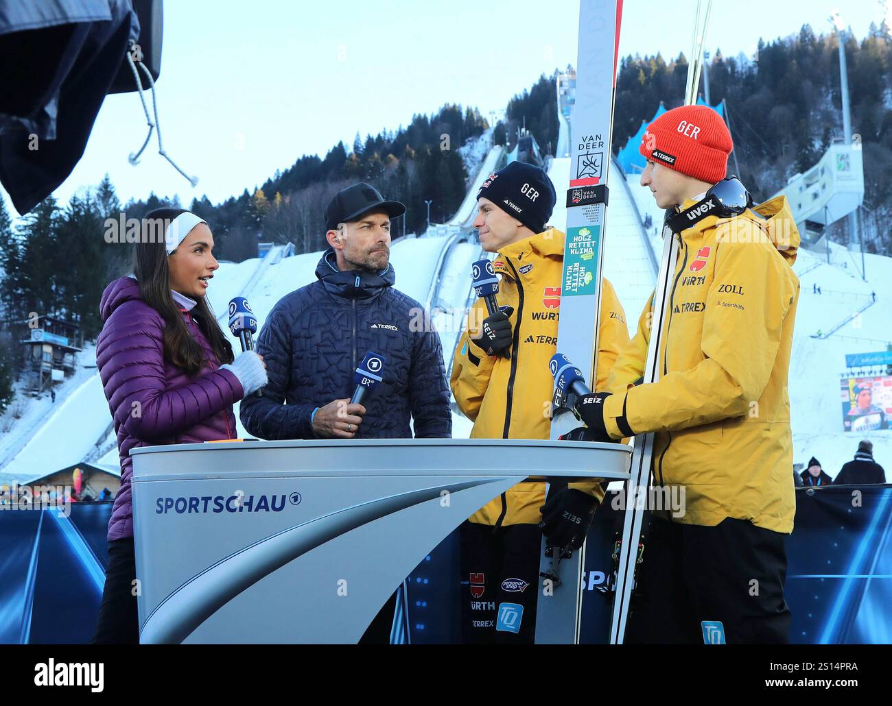 Garmisch-Partenkirchen, Germania 31. Dezember 2024: 73.internationale Vierschanzentournee, Skispringen, Herren, Weltcup, Garmisch-Partenkirchen, Olympia Skistadion, 4hills, Olympiaschanze, Qualifikation Lea Wagner mit Sven Hannawald, Wellinger Andreas (GER) und Geiger Karl (GER) (v.l.n.r.) nach der Qualifikation Beim Interview Foto Stock