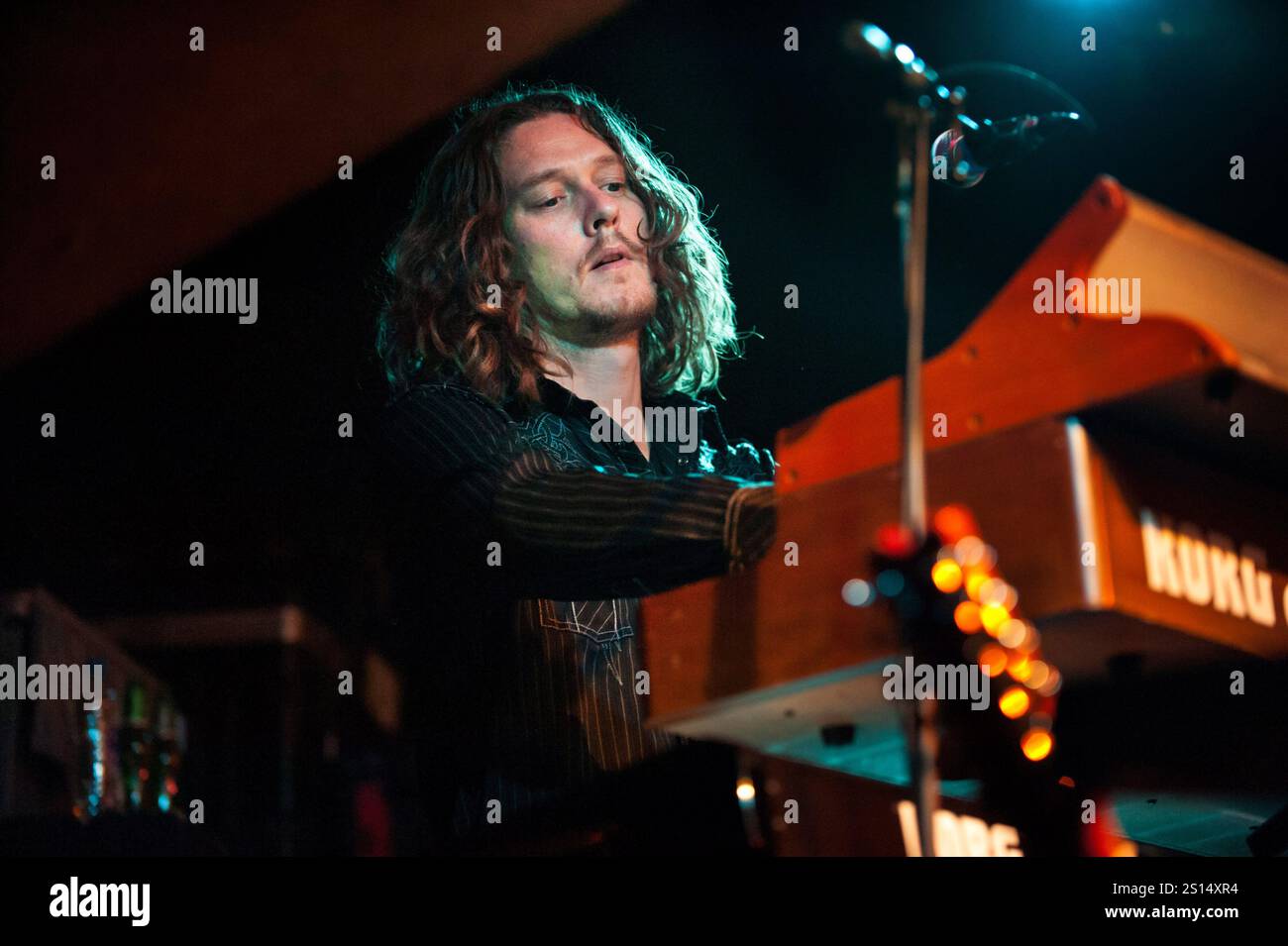 Il tastierista Adam Wakeman, figlio di Rick Wakeman, si esibisce con la band folk-rock The Strawbs al Robin 2 Club di Bilston Wolverhampton, 18 novembre 2012 Foto Stock