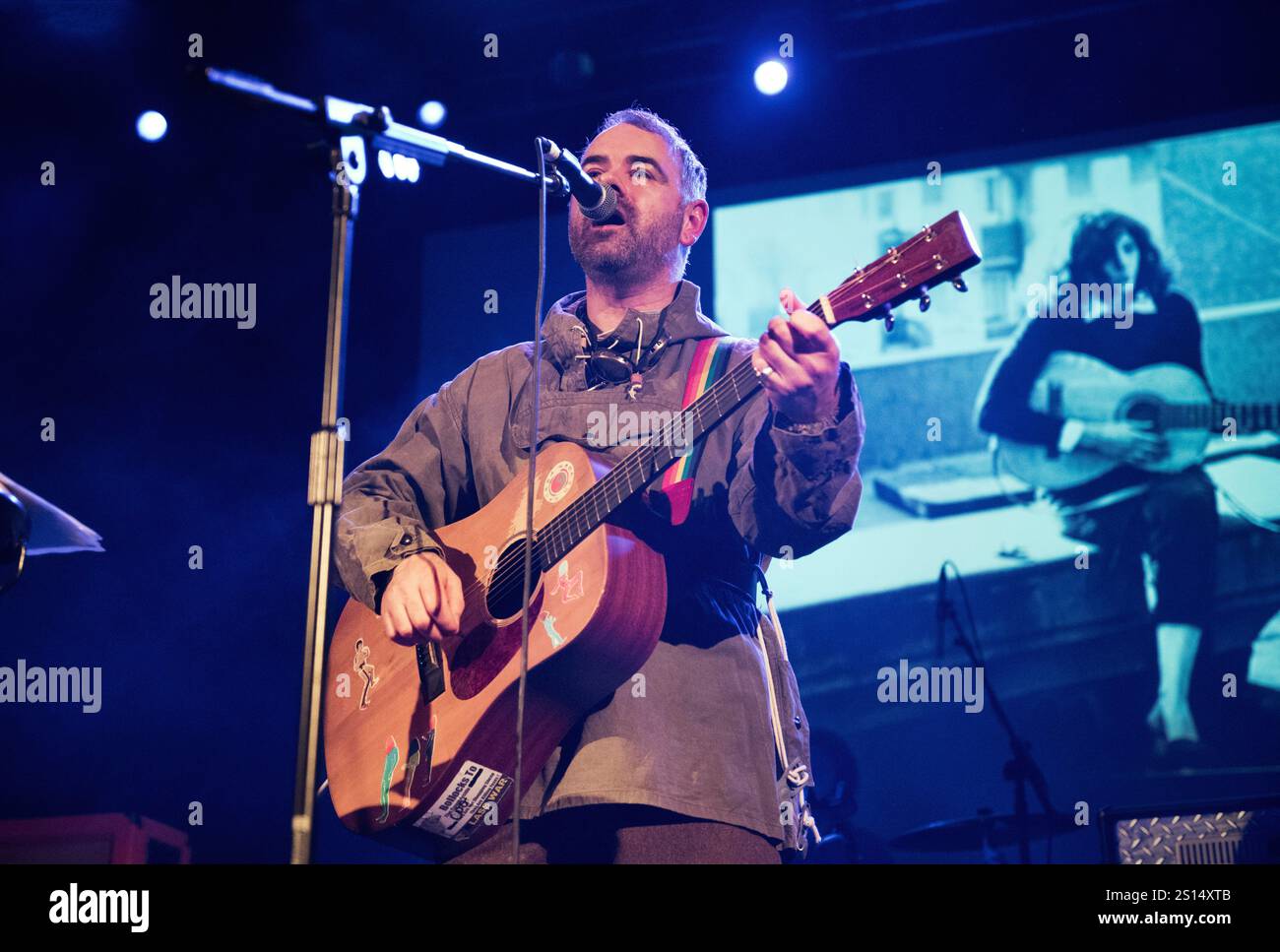 Steve Mason all'Academy 2, Manchester, 24 aprile 2016. Mason è un membro della Ex-Beta Band ed è visto eseguire canzoni dai suoi album da solista. Foto Stock