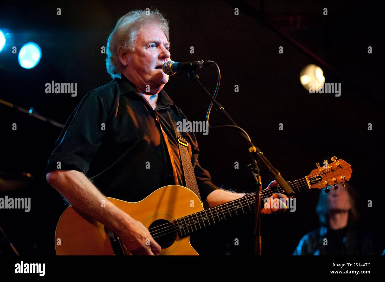 Il cantautore e chitarrista Dave Cousins si esibisce con la sua band folk-rock The Strawbs al Robin 2 Club di Bilston Wolverhampton, 18 novembre 2012 Foto Stock