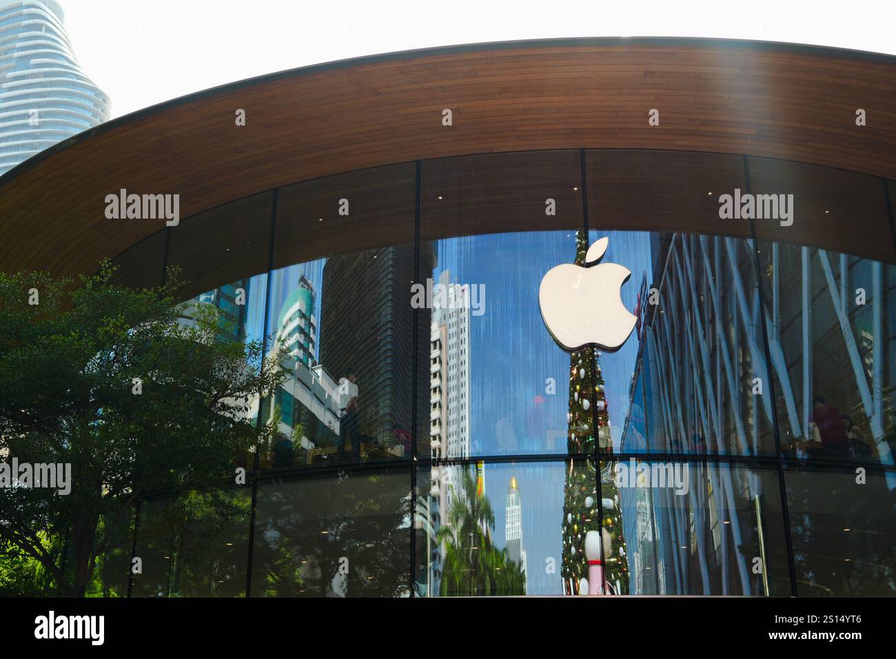 Bangkok, Thailandia, 20 novembre 2024: apple Store CentralWorld Shopping Complex, progettato da Foster e Partners Foto Stock