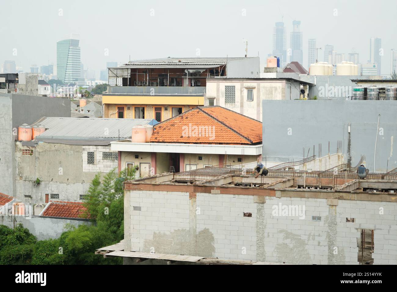 Giacarta, Indonesia, 22 dicembre 2024: Operai edili che fabbricano barre di rinforzo in acciaio nel cantiere Foto Stock