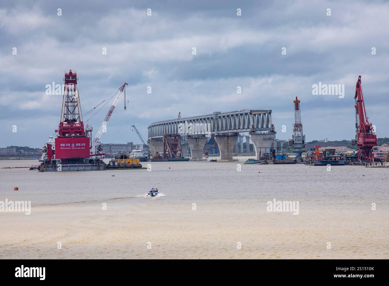 26 luglio 2019: Munshiganj, Bangladesh: Lavori di costruzione del Padma Multipurpose Bridge attraversa il fiume Padma sotto un cielo nuvoloso. Foto Stock