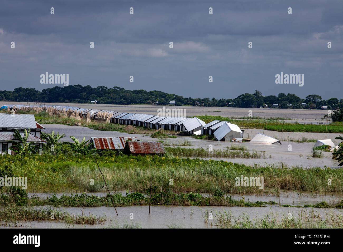 26 luglio 2019: Sono stati costruiti ripari temporanei sui letti dei fiumi lungo le rive del fiume Padma a Zajira, nel distretto di Shariatpur, nel Bangladesh Foto Stock