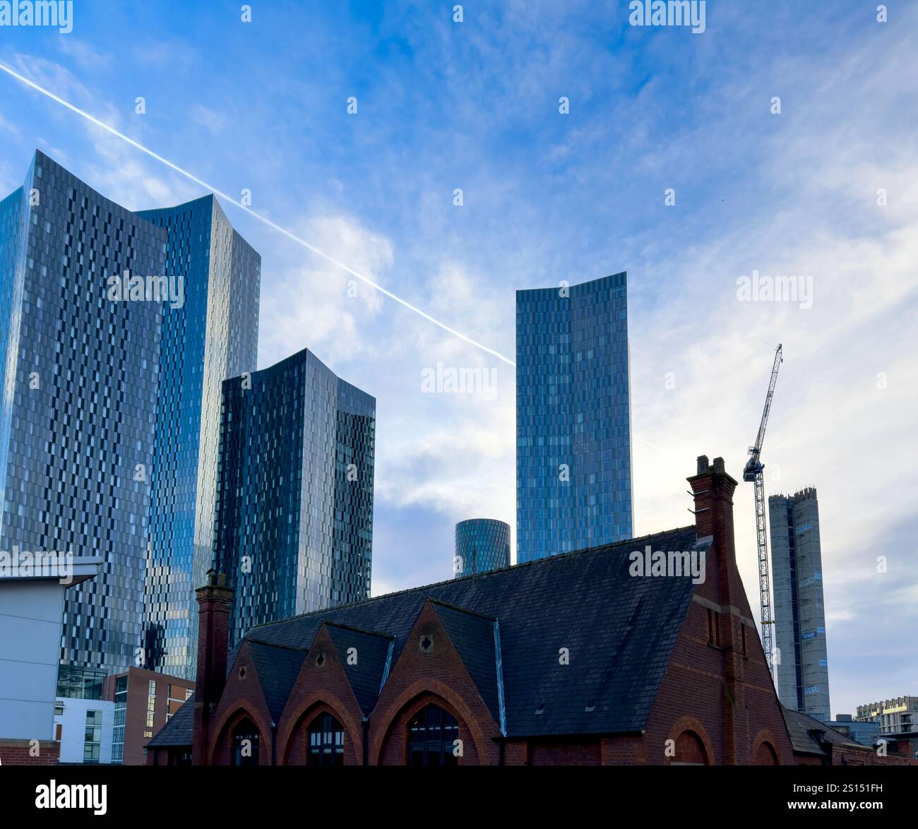 Deansgate Manchester. Edificio vittoriano in mattoni rossi in contrasto con le nuove torri del complesso di Deansgate Square - Immagine stock catturata con smartphone
