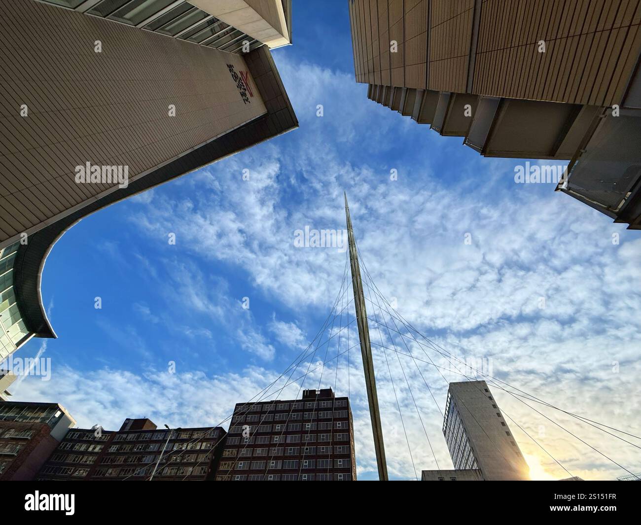 Ponte sospeso pedonale Trinity sul fiume Irwell nella città di Salford, Greater Manchester - Immagine stock catturata con smartphone