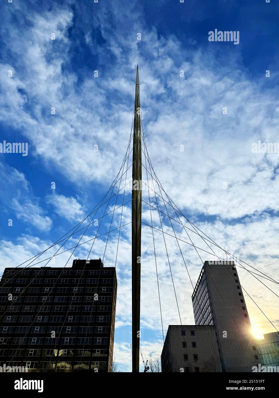 Ponte sospeso pedonale Trinity sul fiume Irwell nella città di Salford, Greater Manchester - Immagine stock catturata con smartphone