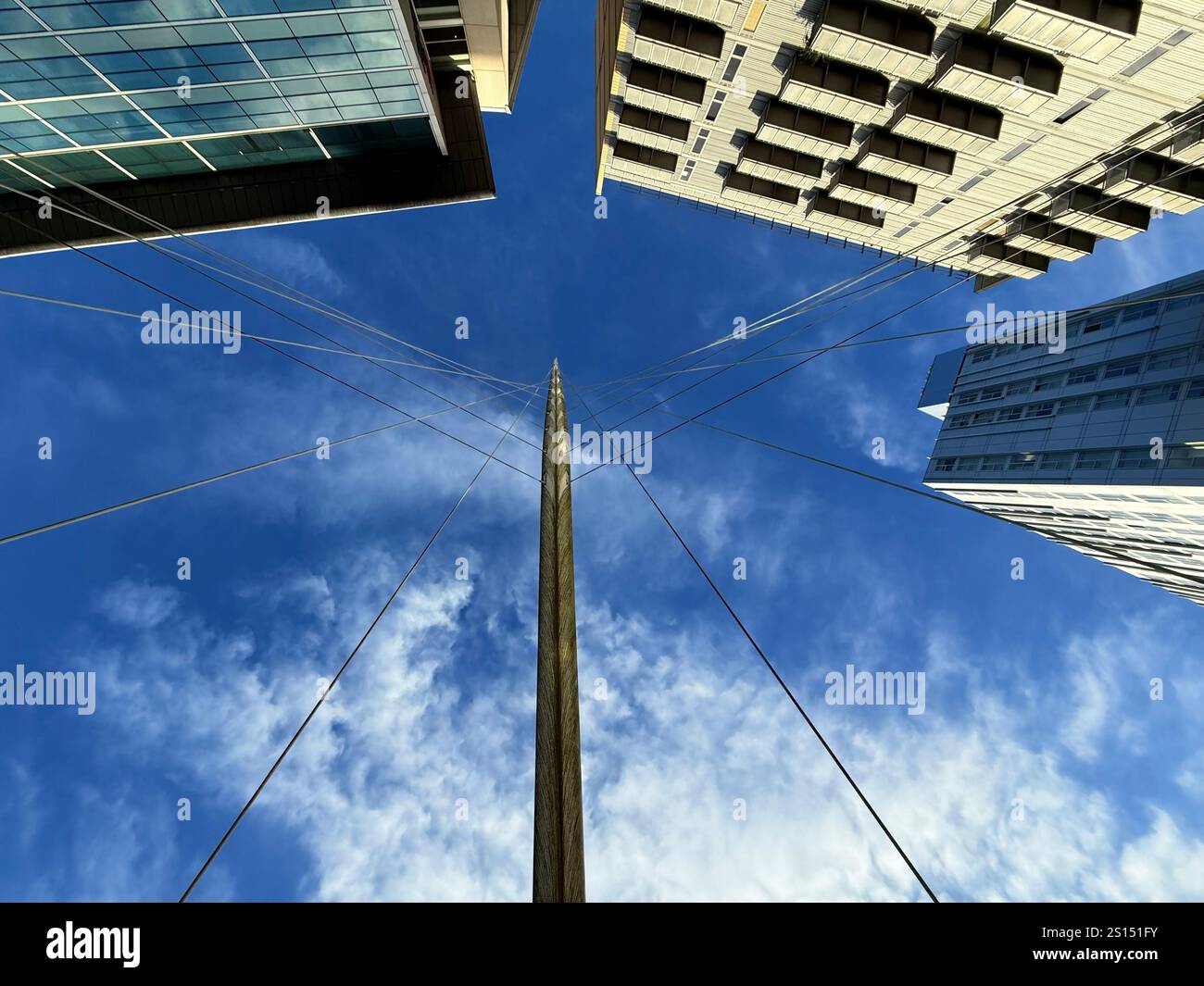 Ponte sospeso pedonale Trinity sul fiume Irwell nella città di Salford, Greater Manchester - Immagine stock catturata con smartphone
