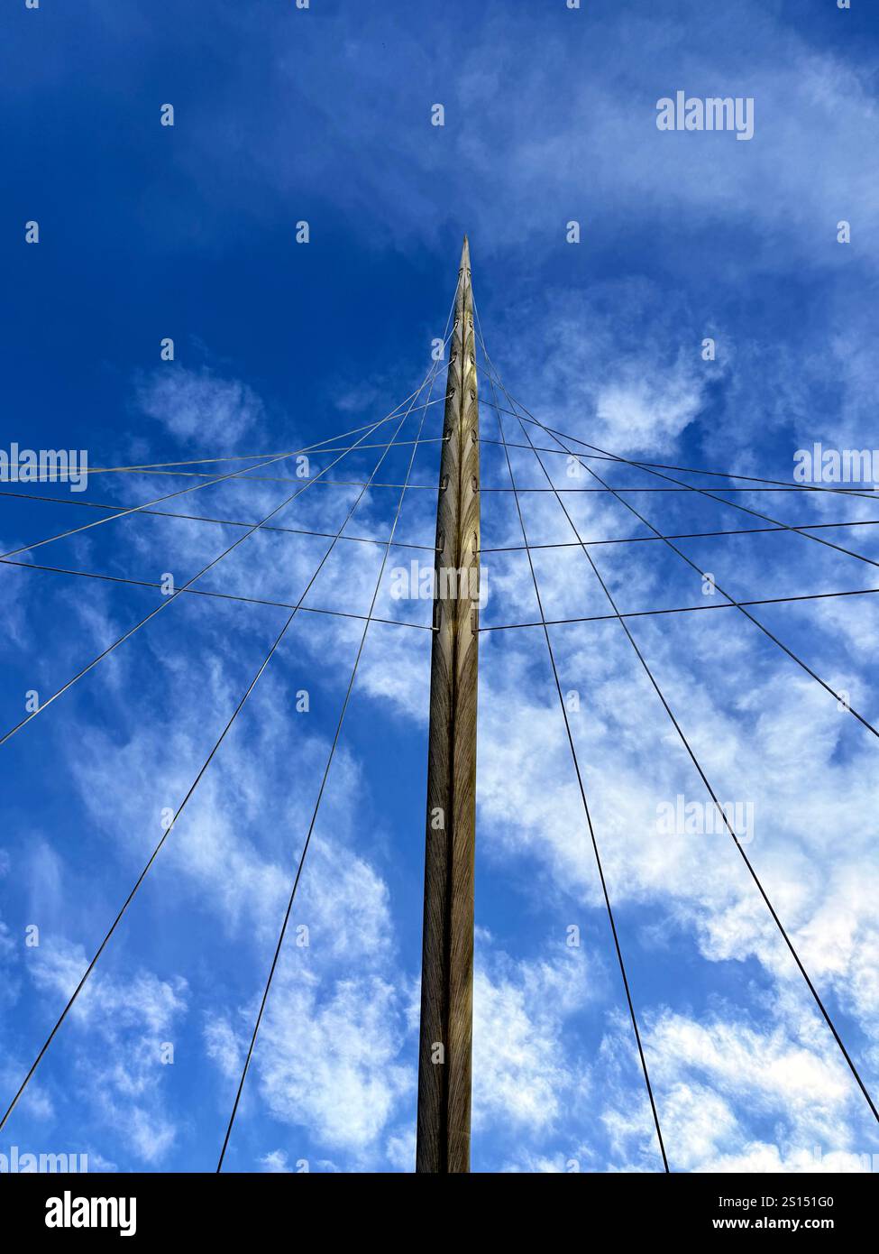 Dettaglio dei supporti per il ponte sospeso pedonale Trinity sul fiume Irwell nella città di Salford, Greater Manchester - Immagine stock catturata con smartphone