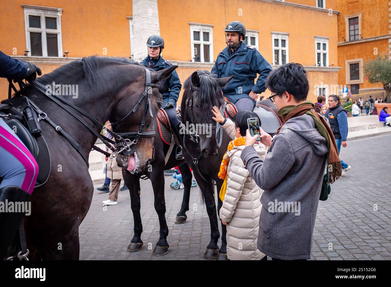 Roma, RM, Italia. 31 dicembre 2024. La vigilia di Capodanno, cittadini e turisti affollano via della conciliazione, la principale strada di accesso alla città del Vaticano e alla Basilica di San Pietro, per una passeggiata in attesa della celebrazione di stasera. La polizia a cavallo e i Carabinieri pattugliano la zona e interagiscono con i passanti. (Credit Image: © Marco di Gianvito/ZUMA Press Wire) SOLO PER USO EDITORIALE! Non per USO commerciale! Foto Stock