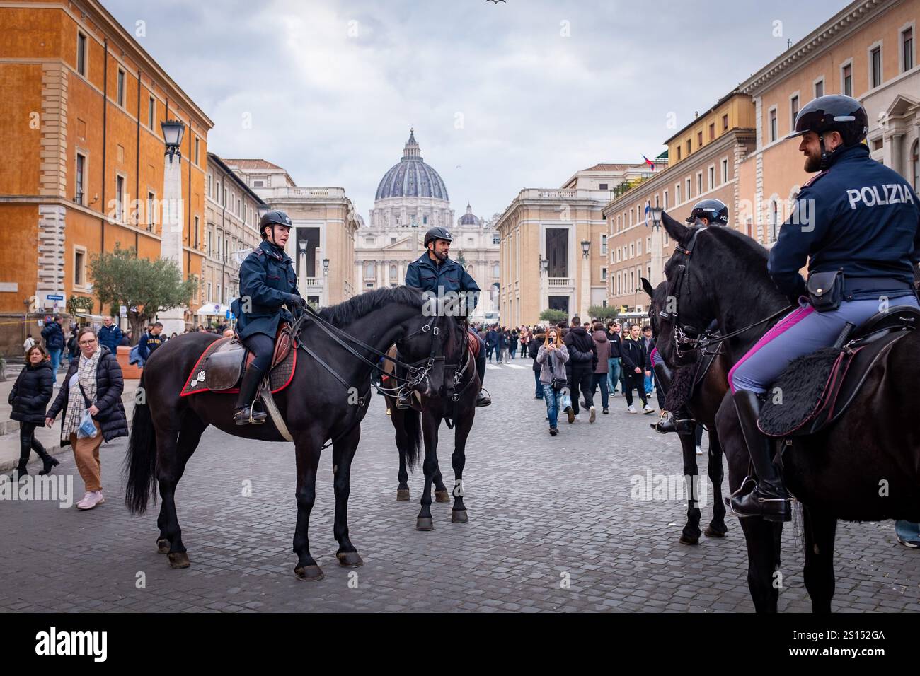 Roma, RM, Italia. 31 dicembre 2024. La vigilia di Capodanno, cittadini e turisti affollano via della conciliazione, la principale strada di accesso alla città del Vaticano e alla Basilica di San Pietro, per una passeggiata in attesa della celebrazione di stasera. La polizia a cavallo e i Carabinieri pattugliano la zona e interagiscono con i passanti. (Credit Image: © Marco di Gianvito/ZUMA Press Wire) SOLO PER USO EDITORIALE! Non per USO commerciale! Foto Stock