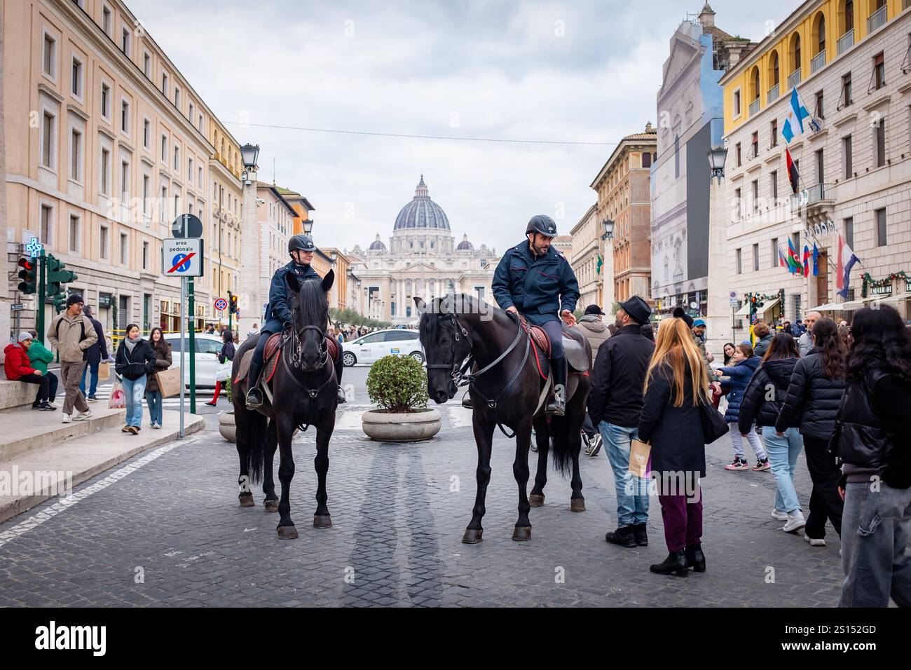 Roma, RM, Italia. 31 dicembre 2024. La vigilia di Capodanno, cittadini e turisti affollano via della conciliazione, la principale strada di accesso alla città del Vaticano e alla Basilica di San Pietro, per una passeggiata in attesa della celebrazione di stasera. La polizia a cavallo e i Carabinieri pattugliano la zona e interagiscono con i passanti. (Credit Image: © Marco di Gianvito/ZUMA Press Wire) SOLO PER USO EDITORIALE! Non per USO commerciale! Foto Stock
