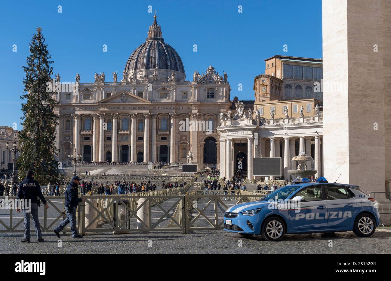 Le forze dell'ordine pattugliano Piazza San Pietro durante il Giubileo del 2025, garantendo la sicurezza per le folle di pellegrini, visitatori ed eventi che si svolgono. Roma, Italia Foto Stock