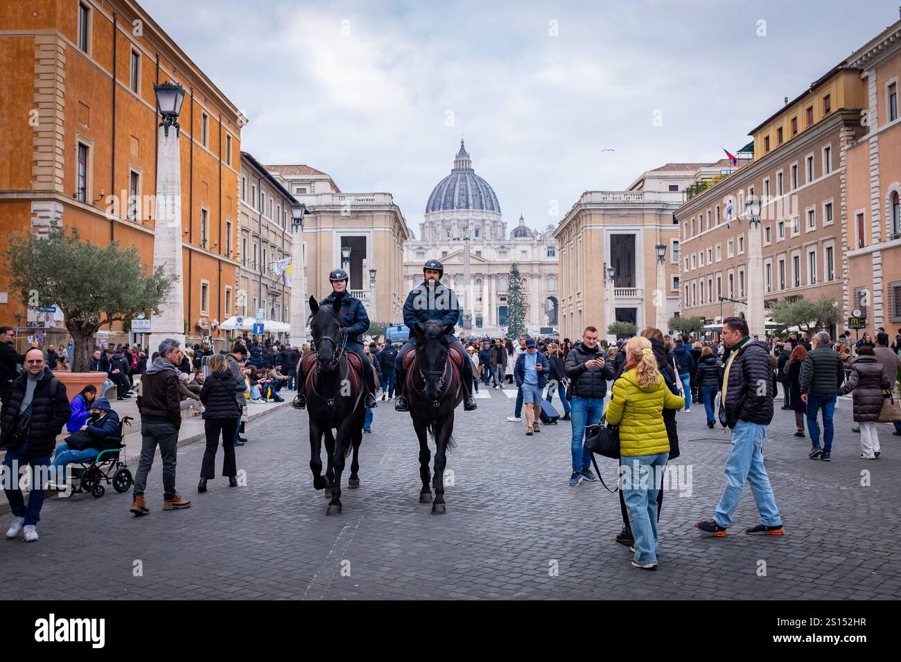 Roma, RM, Italia. 31 dicembre 2024. La vigilia di Capodanno, cittadini e turisti affollano via della conciliazione, la principale strada di accesso alla città del Vaticano e alla Basilica di San Pietro, per una passeggiata in attesa della celebrazione di stasera. La polizia a cavallo e i Carabinieri pattugliano la zona e interagiscono con i passanti. (Credit Image: © Marco di Gianvito/ZUMA Press Wire) SOLO PER USO EDITORIALE! Non per USO commerciale! Foto Stock