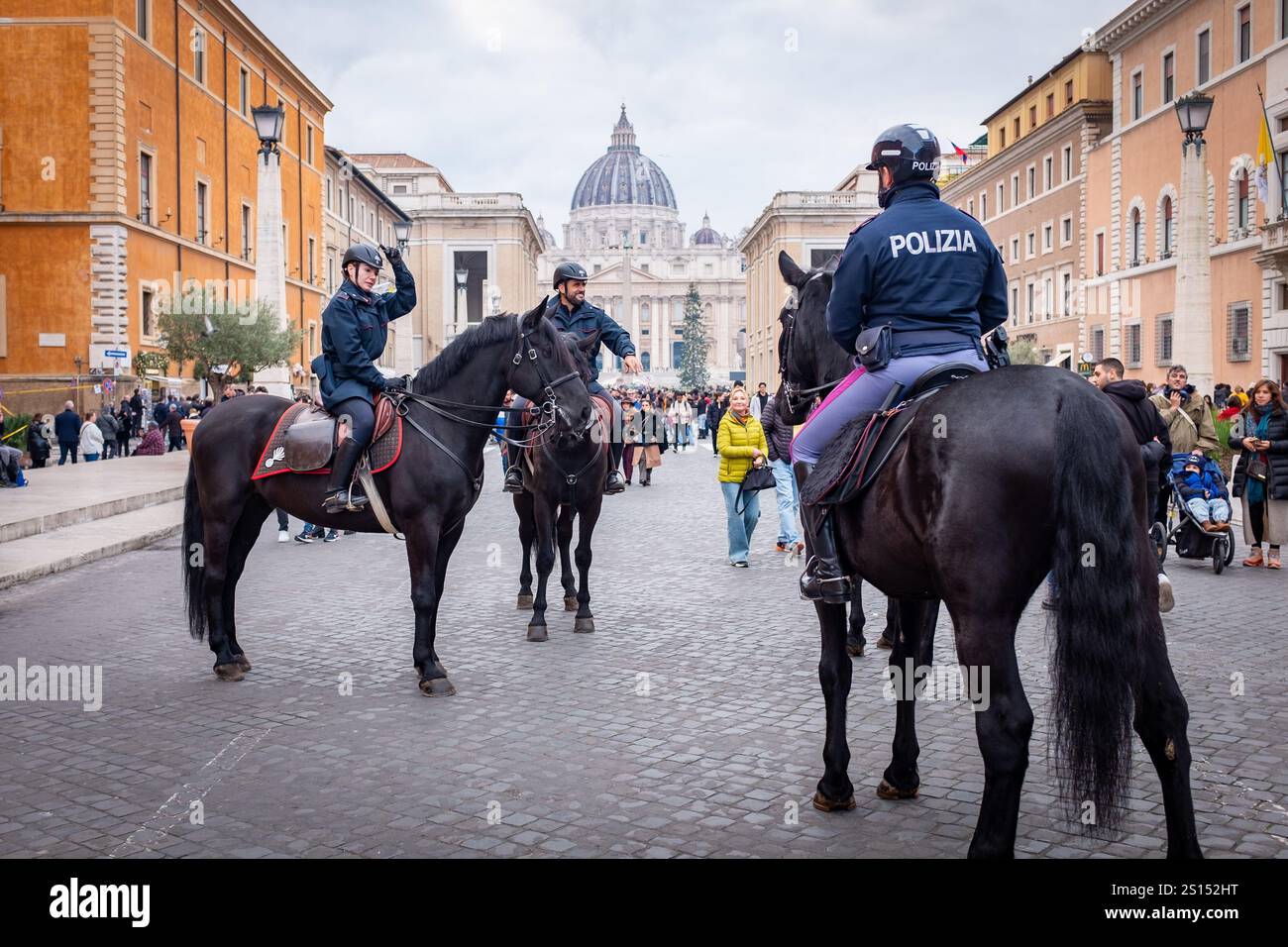 Roma, RM, Italia. 31 dicembre 2024. La vigilia di Capodanno, cittadini e turisti affollano via della conciliazione, la principale strada di accesso alla città del Vaticano e alla Basilica di San Pietro, per una passeggiata in attesa della celebrazione di stasera. La polizia a cavallo e i Carabinieri pattugliano la zona e interagiscono con i passanti. (Credit Image: © Marco di Gianvito/ZUMA Press Wire) SOLO PER USO EDITORIALE! Non per USO commerciale! Foto Stock