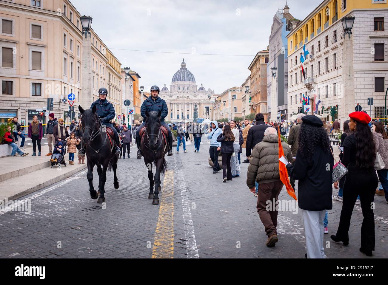 Roma, RM, Italia. 31 dicembre 2024. La vigilia di Capodanno, cittadini e turisti affollano via della conciliazione, la principale strada di accesso alla città del Vaticano e alla Basilica di San Pietro, per una passeggiata in attesa della celebrazione di stasera. La polizia a cavallo e i Carabinieri pattugliano la zona e interagiscono con i passanti. (Credit Image: © Marco di Gianvito/ZUMA Press Wire) SOLO PER USO EDITORIALE! Non per USO commerciale! Foto Stock