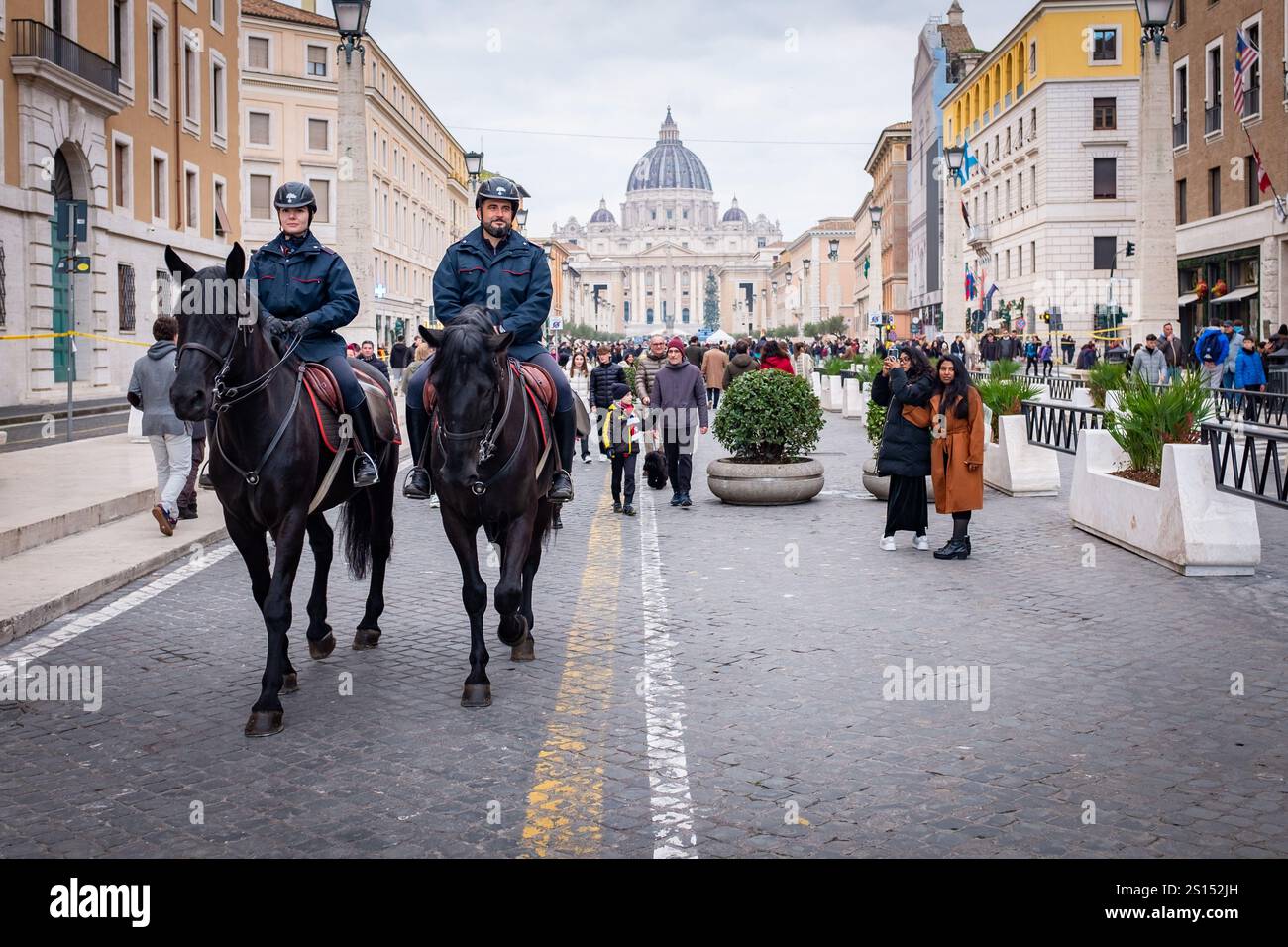 Roma, RM, Italia. 31 dicembre 2024. La vigilia di Capodanno, cittadini e turisti affollano via della conciliazione, la principale strada di accesso alla città del Vaticano e alla Basilica di San Pietro, per una passeggiata in attesa della celebrazione di stasera. La polizia a cavallo e i Carabinieri pattugliano la zona e interagiscono con i passanti. (Credit Image: © Marco di Gianvito/ZUMA Press Wire) SOLO PER USO EDITORIALE! Non per USO commerciale! Foto Stock