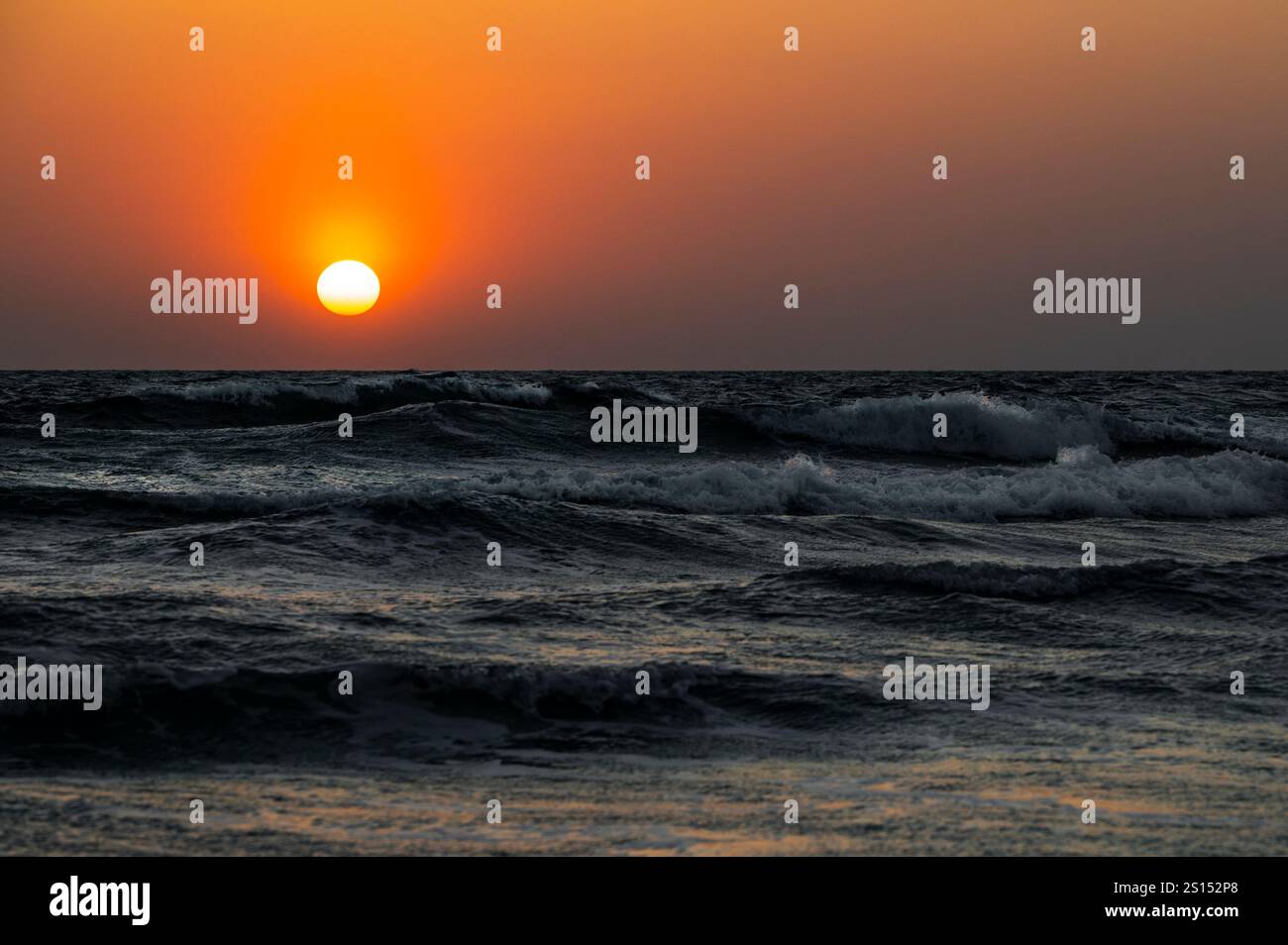 Tramonto sereno sulle onde oceaniche Foto Stock
