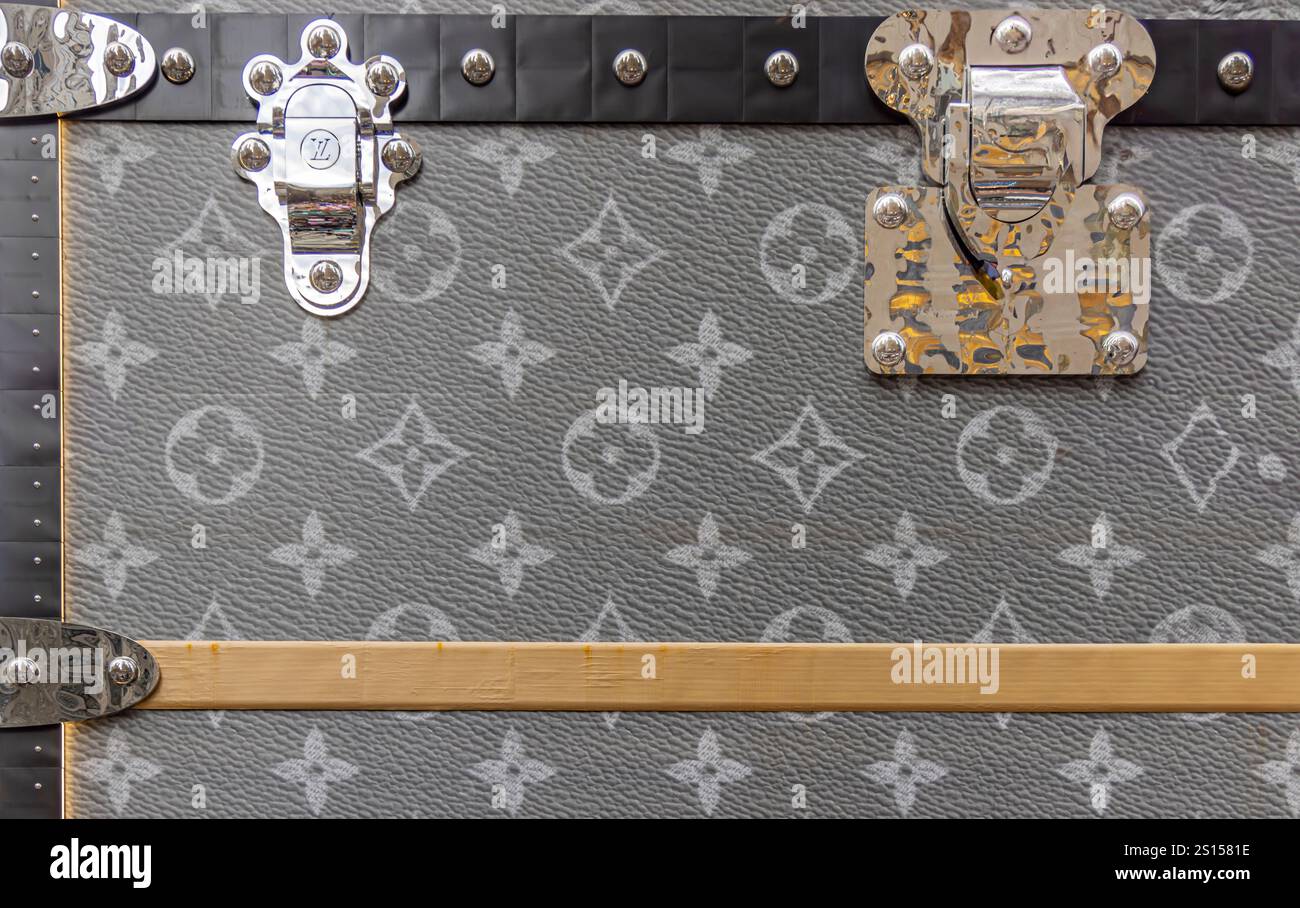 immagine di parte di un tronco di louis vuitton nel centro città Foto Stock