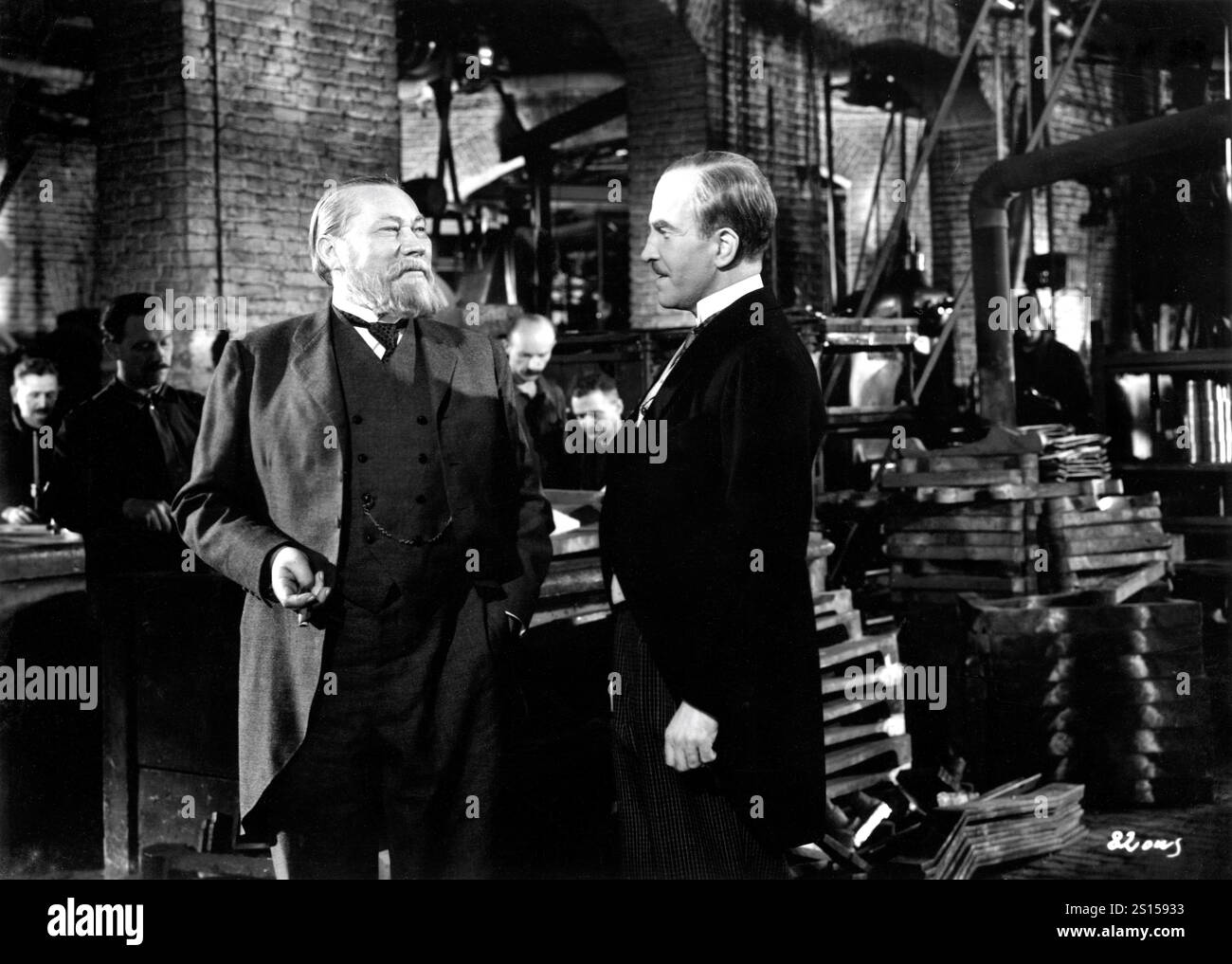 PAUL WEGENER e HERBERT GERNOT in DIESEL 1942 regista GERHARD LAMPRECHT dalla biografia di Eugen Diesel art direction Erich Kettelhut costume design Alfred Bucken Universum Film (UFA) Foto Stock