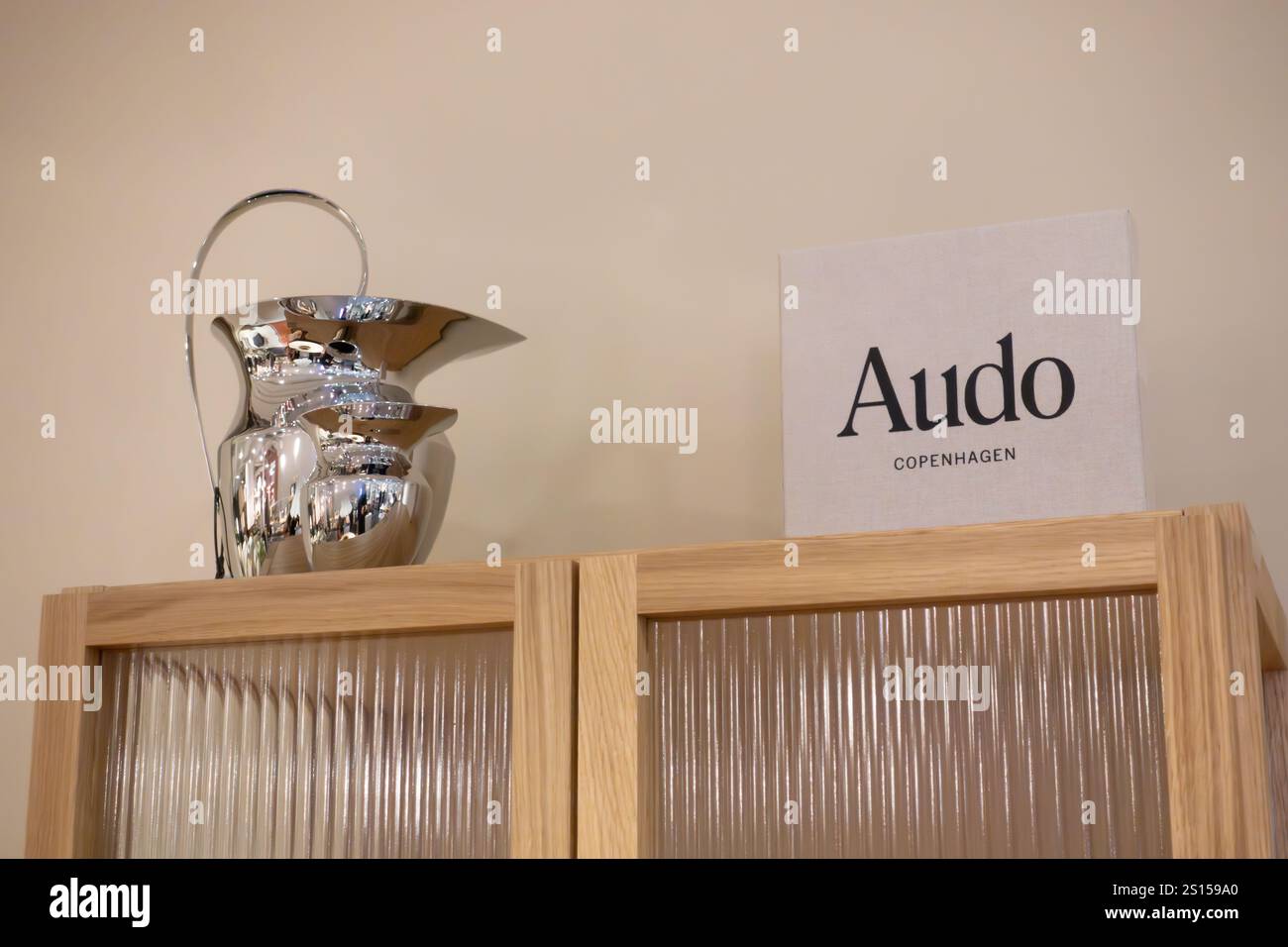Copenaghen, Danimarca - 28 dicembre 2024: Logo di Audo Copenhagen interior design, arredatore e designer su sfondo beige Foto Stock