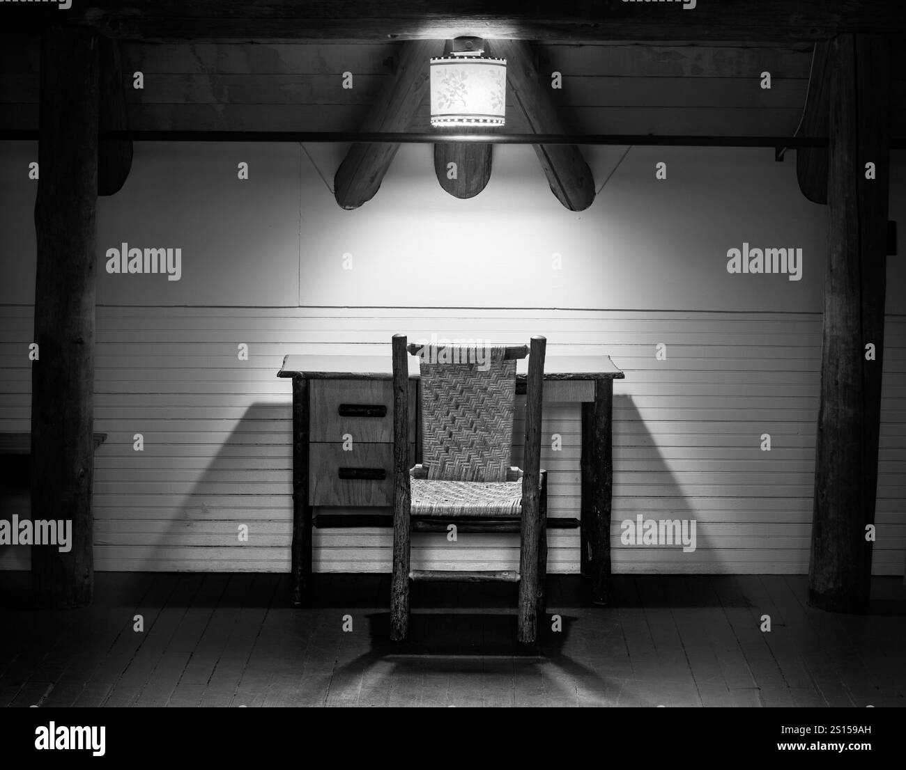 WA14766-00-BW....... WASHINGTON - piccola scrivania e sedia al Paradise Inn del Parco Nazionale di Mount Rainier. Foto Stock