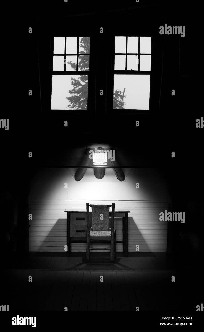 WA14767-00-BW....... WASHINGTON - piccola scrivania e sedia al Paradise Inn del Parco Nazionale del Monte Rainier. Foto Stock